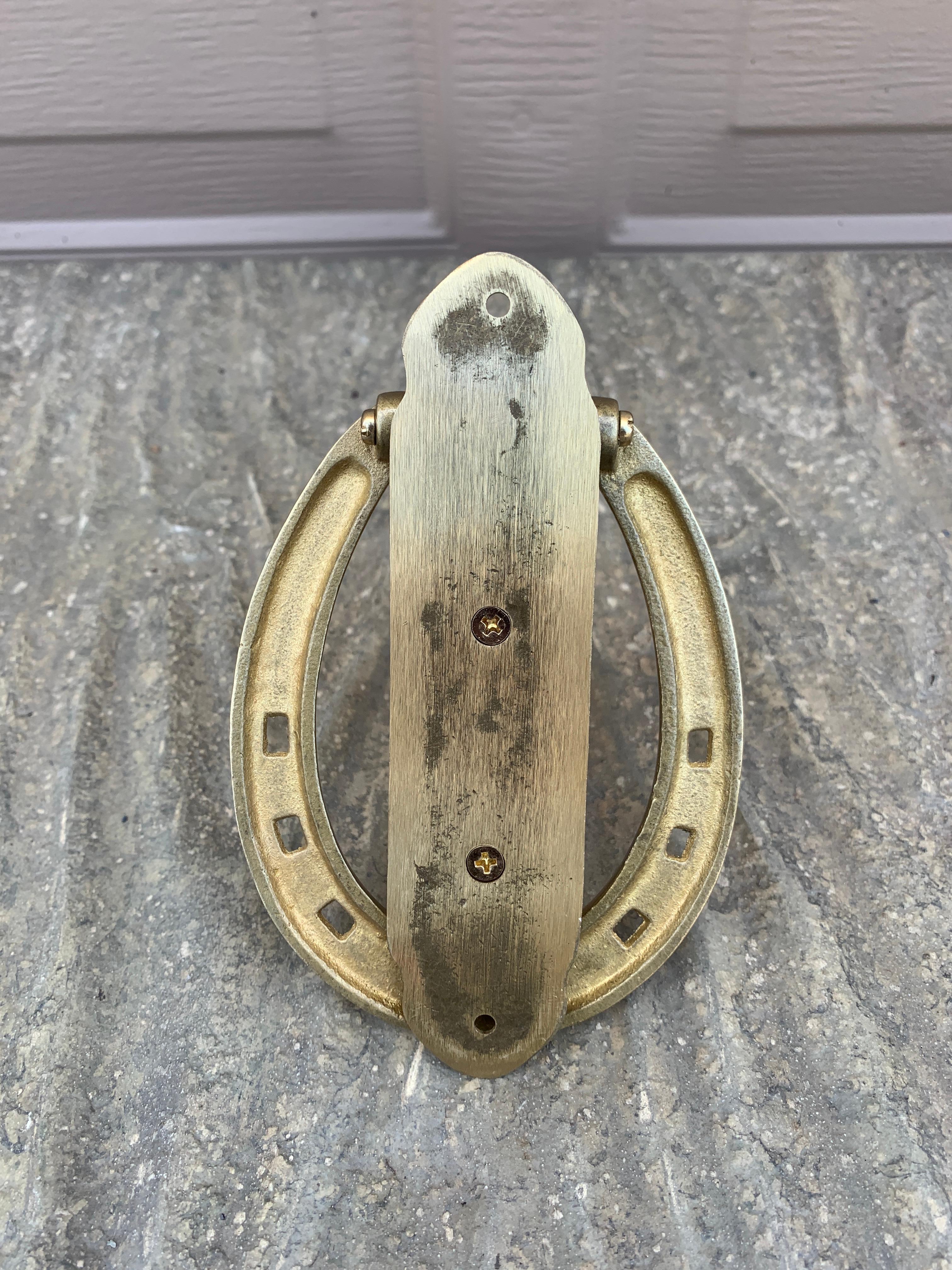 Aldaba de puerta inglesa vintage de latón fundido con caballo ecuestre Latón en venta