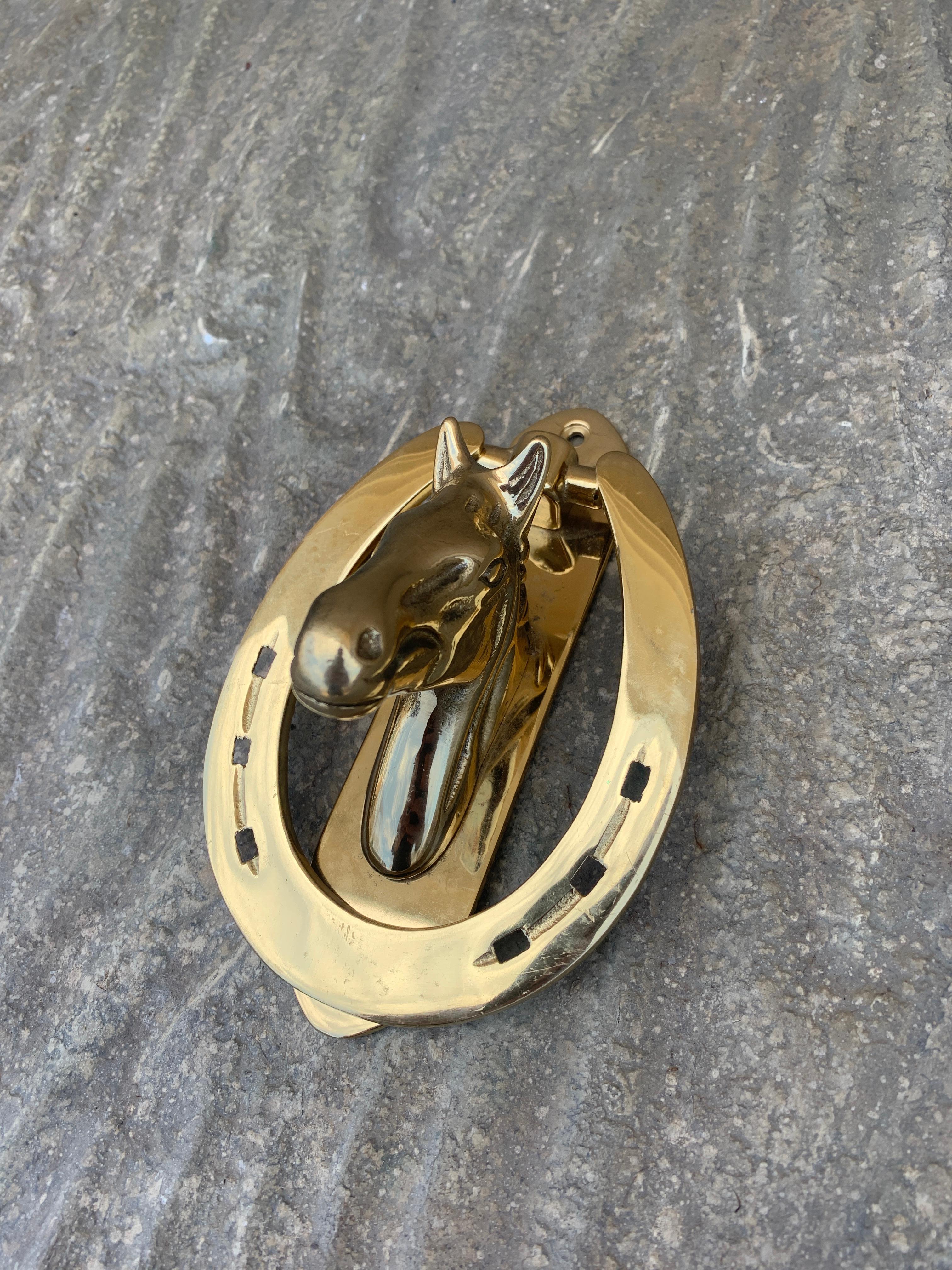 Aldaba de puerta inglesa vintage de latón fundido con caballo ecuestre en venta 1