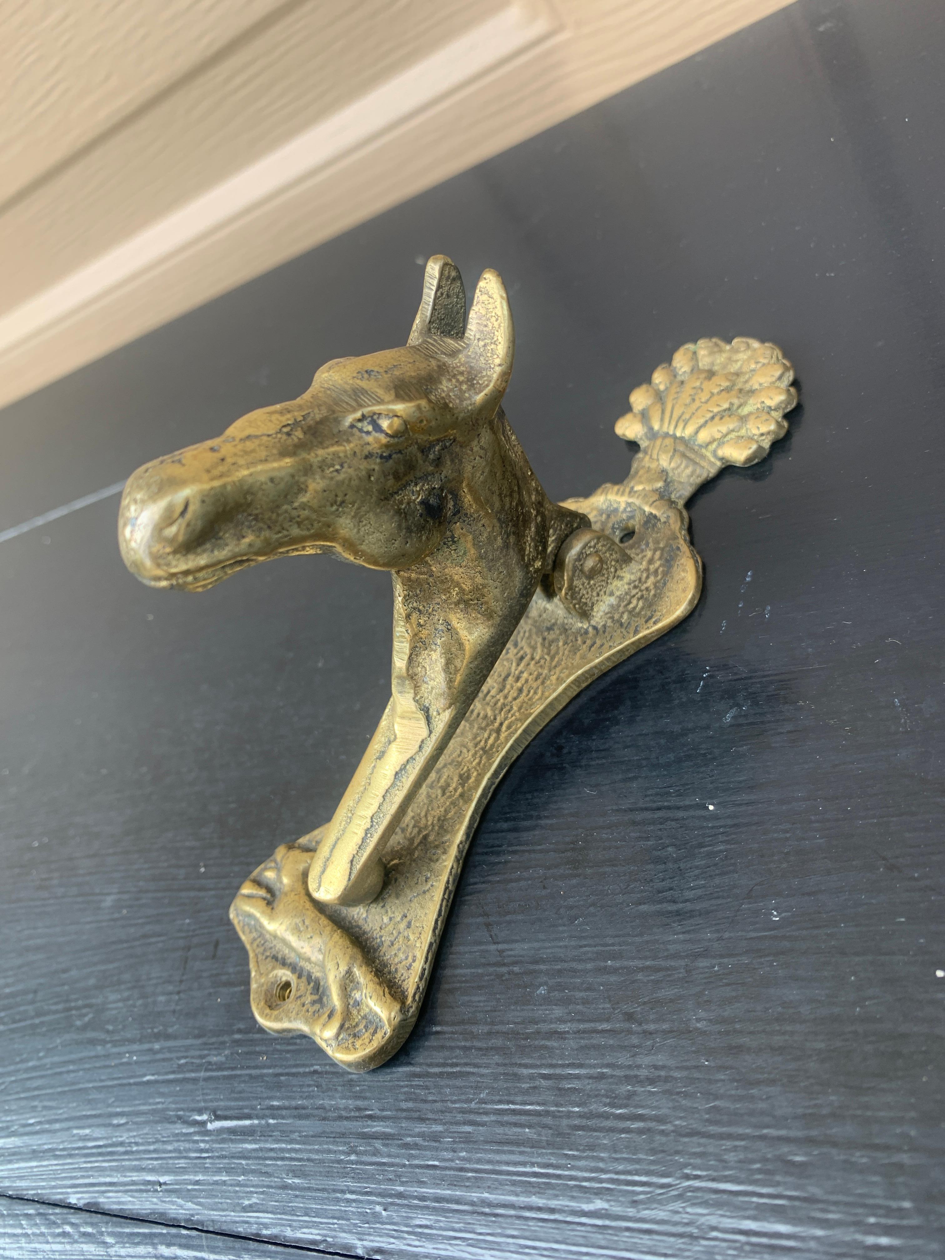Uno splendido battente in ottone fuso a tema caccia con una testa di cavallo, una volpe in corsa sotto di essa e del grano sopra di essa.

Inghilterra, circa anni '40

Misure: 1,75