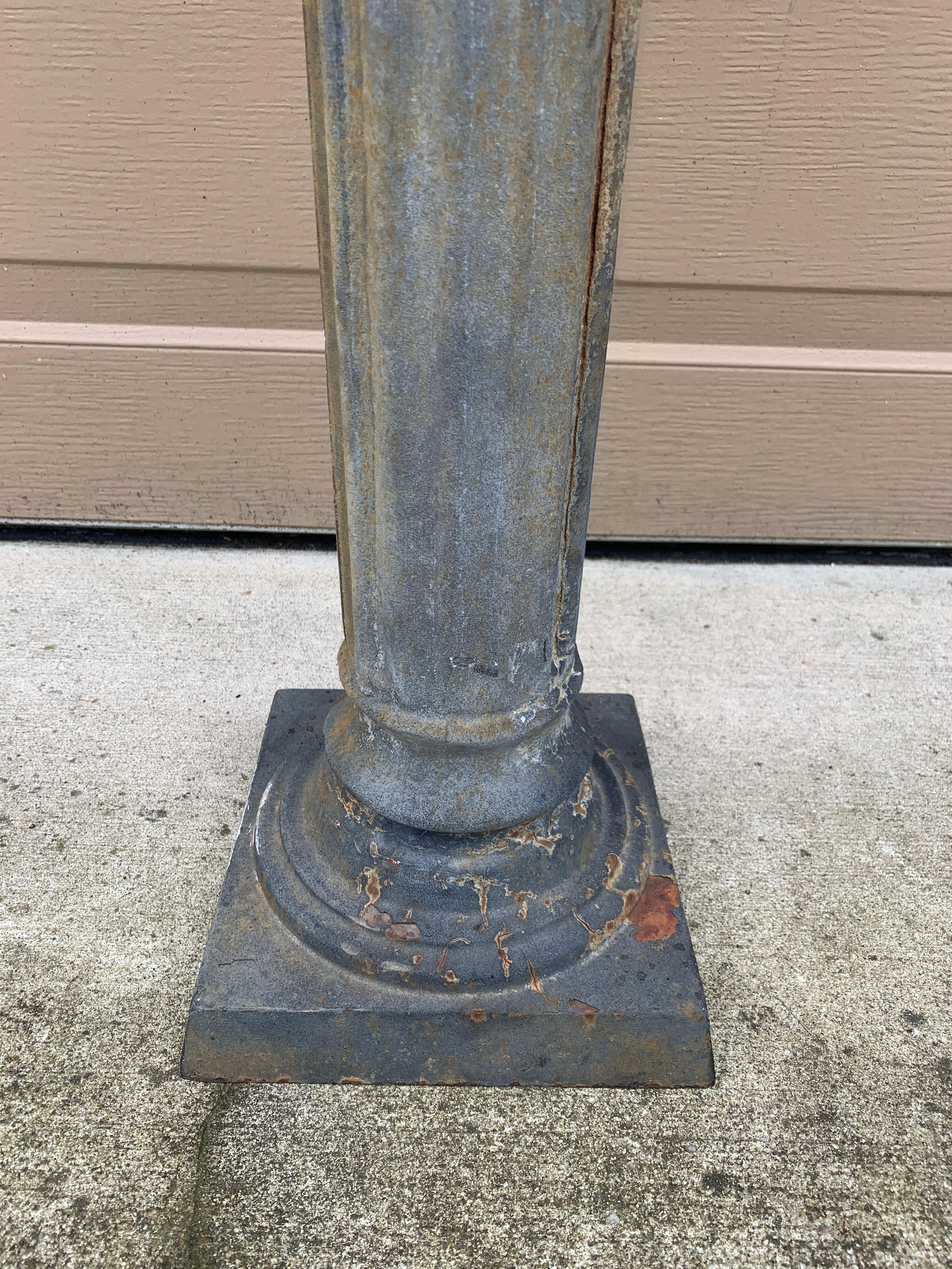 Reloj de sol armilar de jardín de hierro clásico inglés vintage sobre pedestal 4