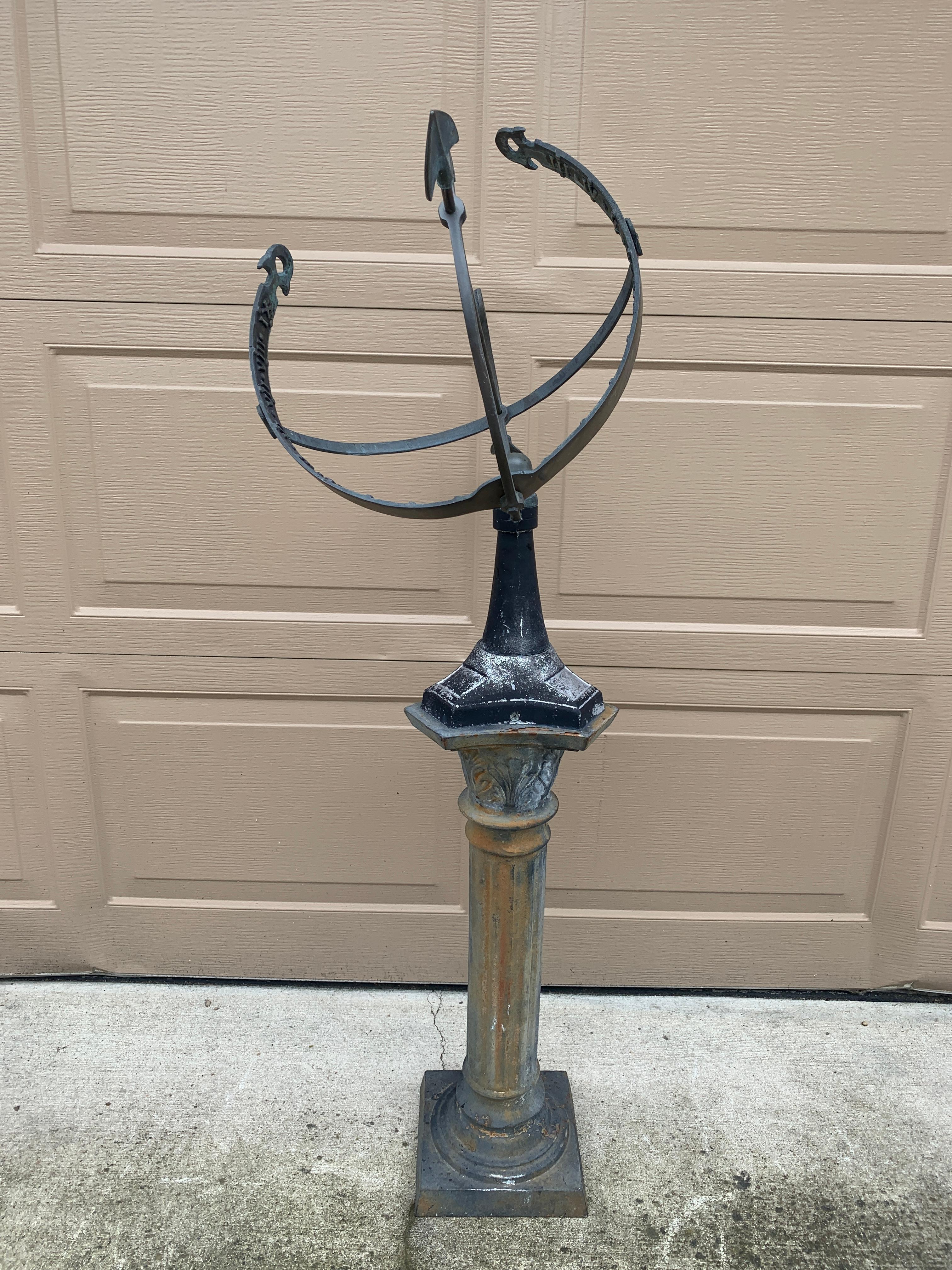 Reloj de sol armilar de jardín de hierro clásico inglés vintage sobre pedestal 5