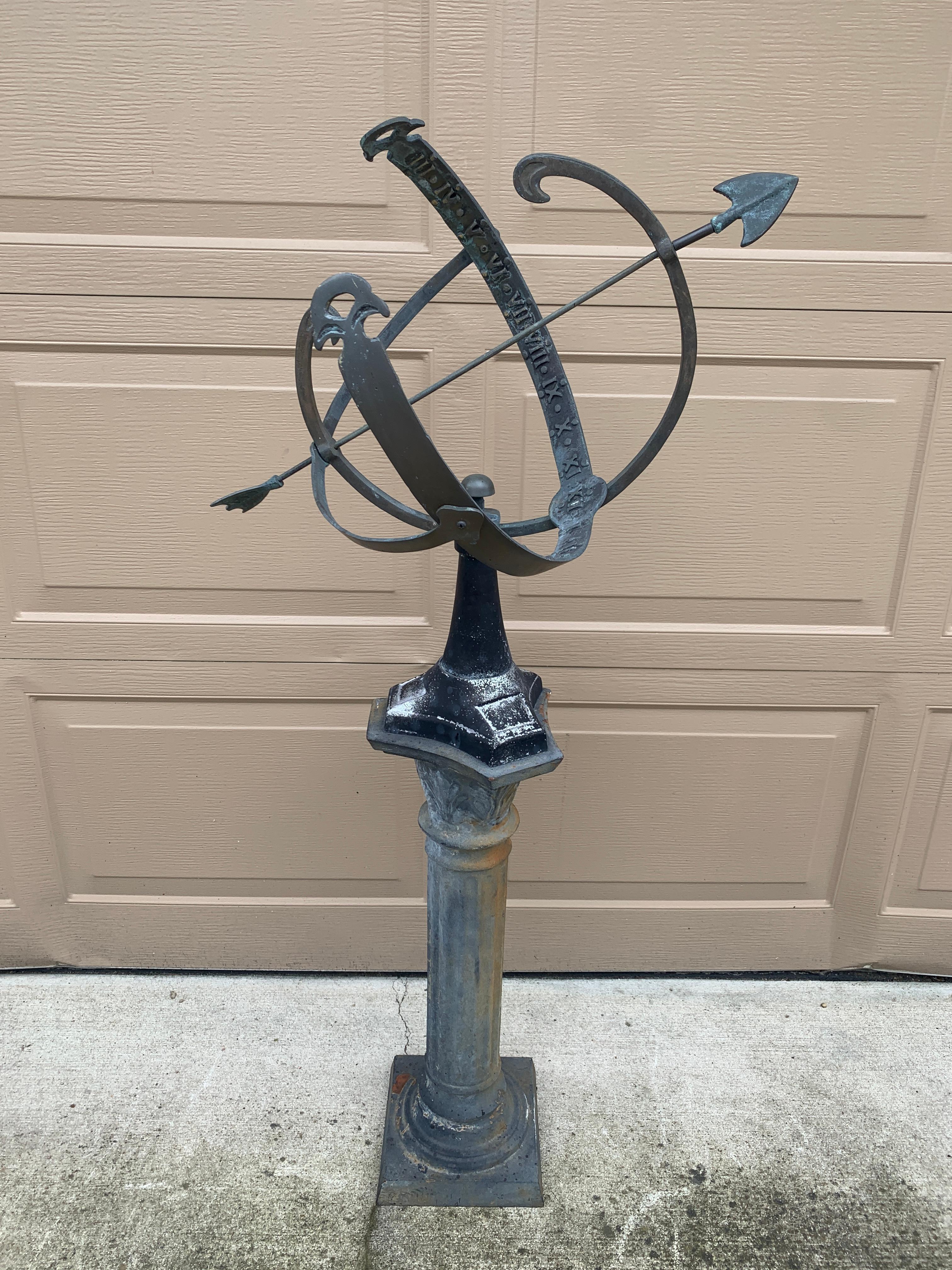 Reloj de sol armilar de jardín de hierro clásico inglés vintage sobre pedestal 6