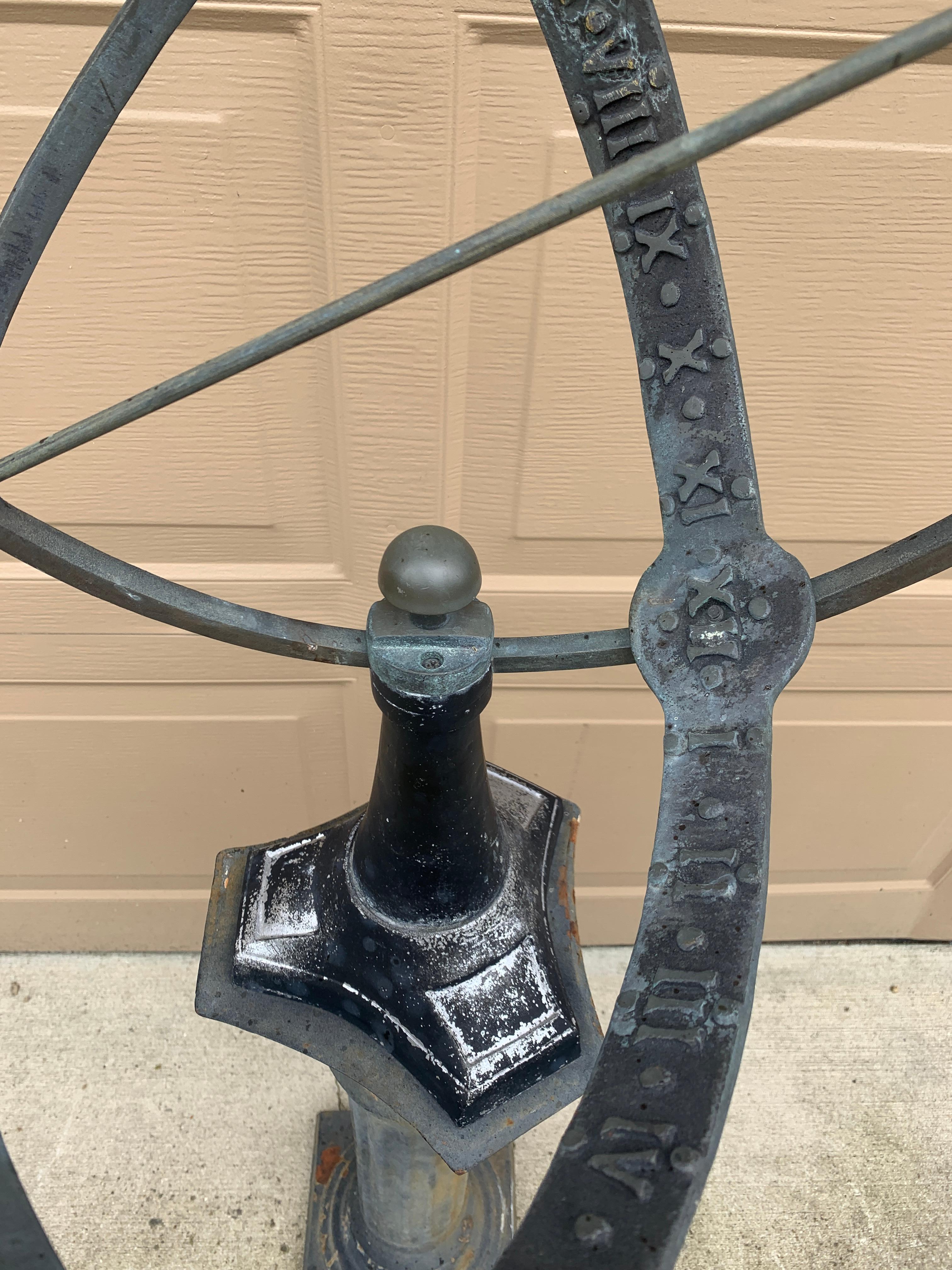 Reloj de sol armilar de jardín de hierro clásico inglés vintage sobre pedestal 8