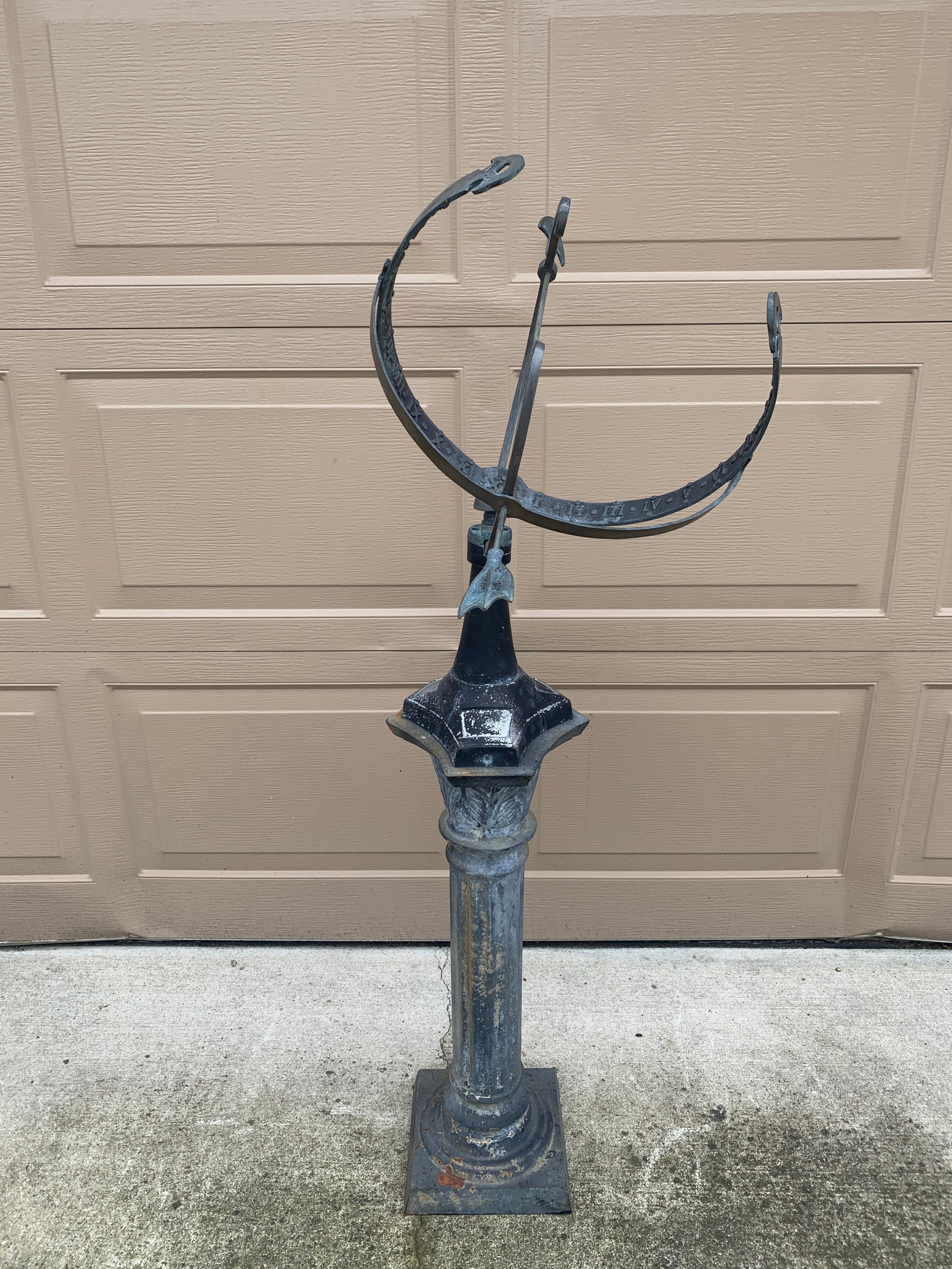 Reloj de sol armilar de jardín de hierro clásico inglés vintage sobre pedestal 9