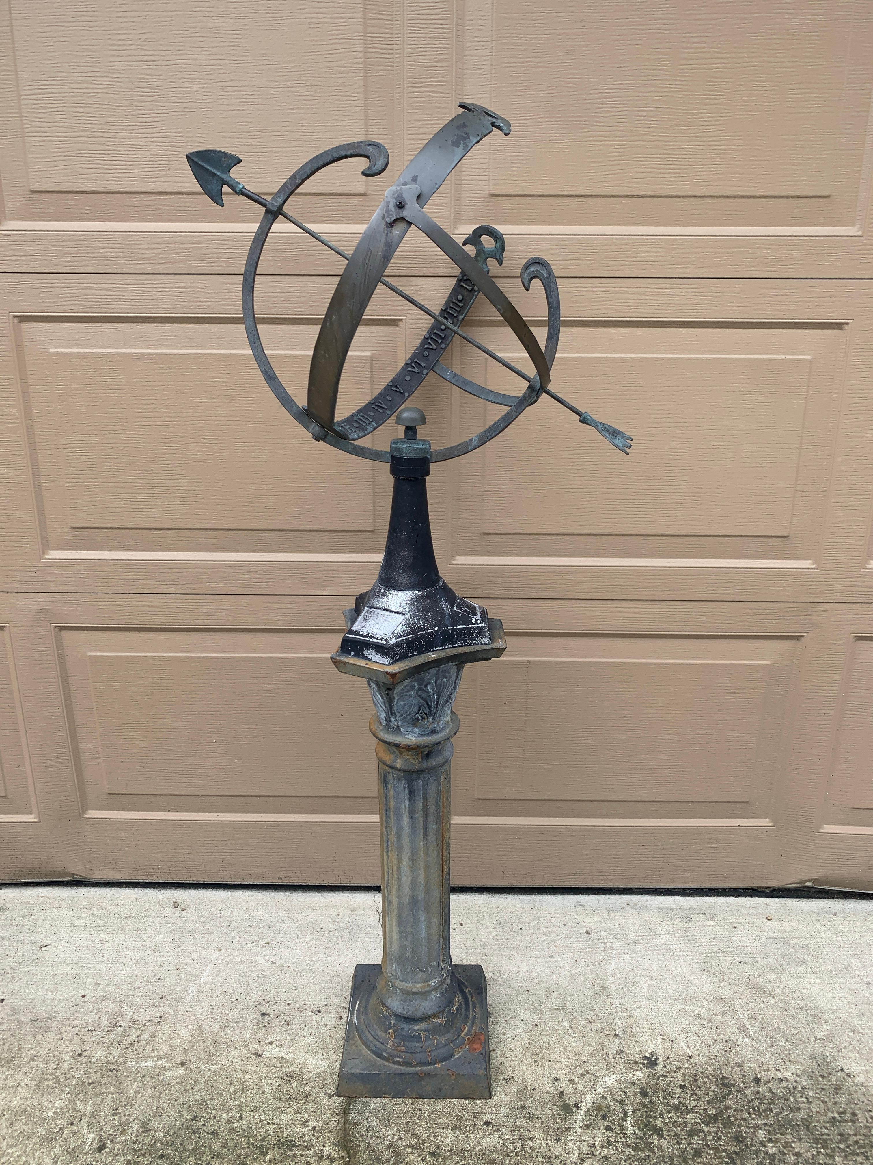 Impresionante reloj de sol armilar de hierro para jardín de estilo neoclásico o campestre inglés de época con números romanos sobre una columna corintia de hierro fundido

EE.UU., alrededor de 1940

Medidas: 23 