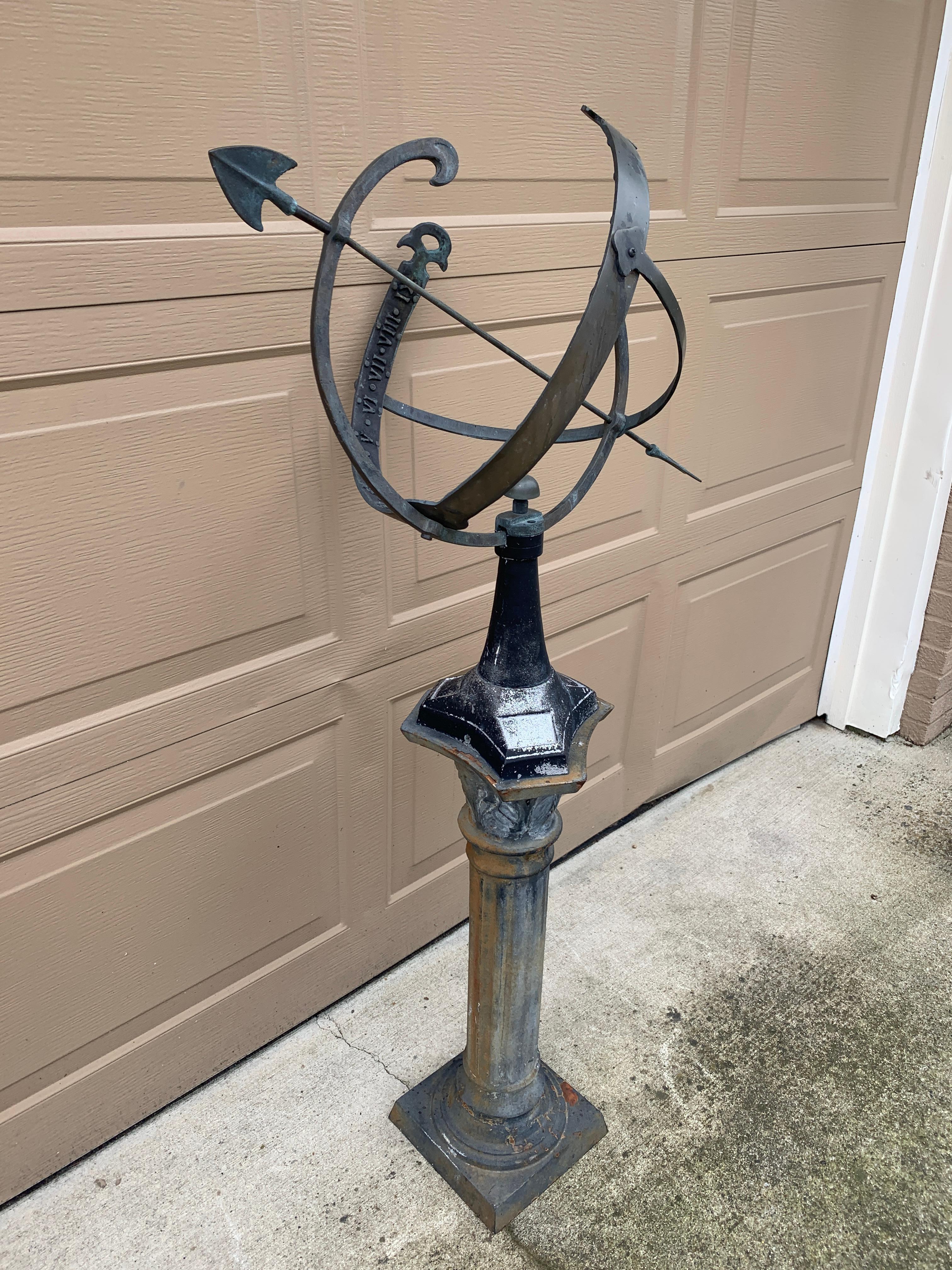 Reloj de sol armilar de jardín de hierro clásico inglés vintage sobre pedestal Estadounidense