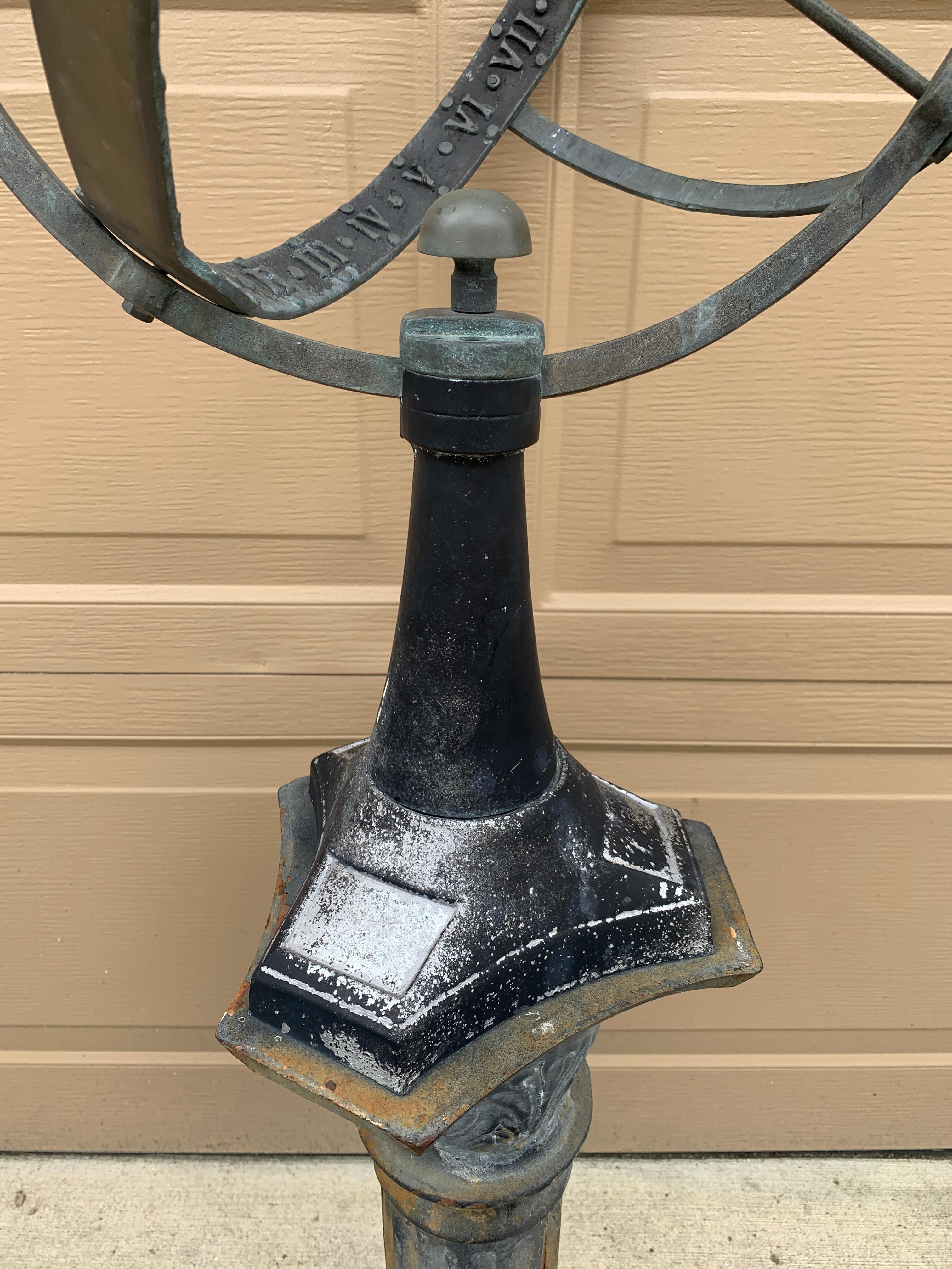 Reloj de sol armilar de jardín de hierro clásico inglés vintage sobre pedestal 2