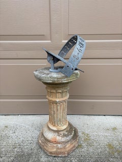 Reloj de sol de jardín de hierro clásico inglés vintage sobre pedestal corintio