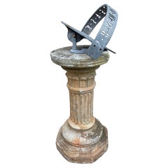 Reloj de sol de jardín de hierro clásico inglés vintage sobre pedestal corintio