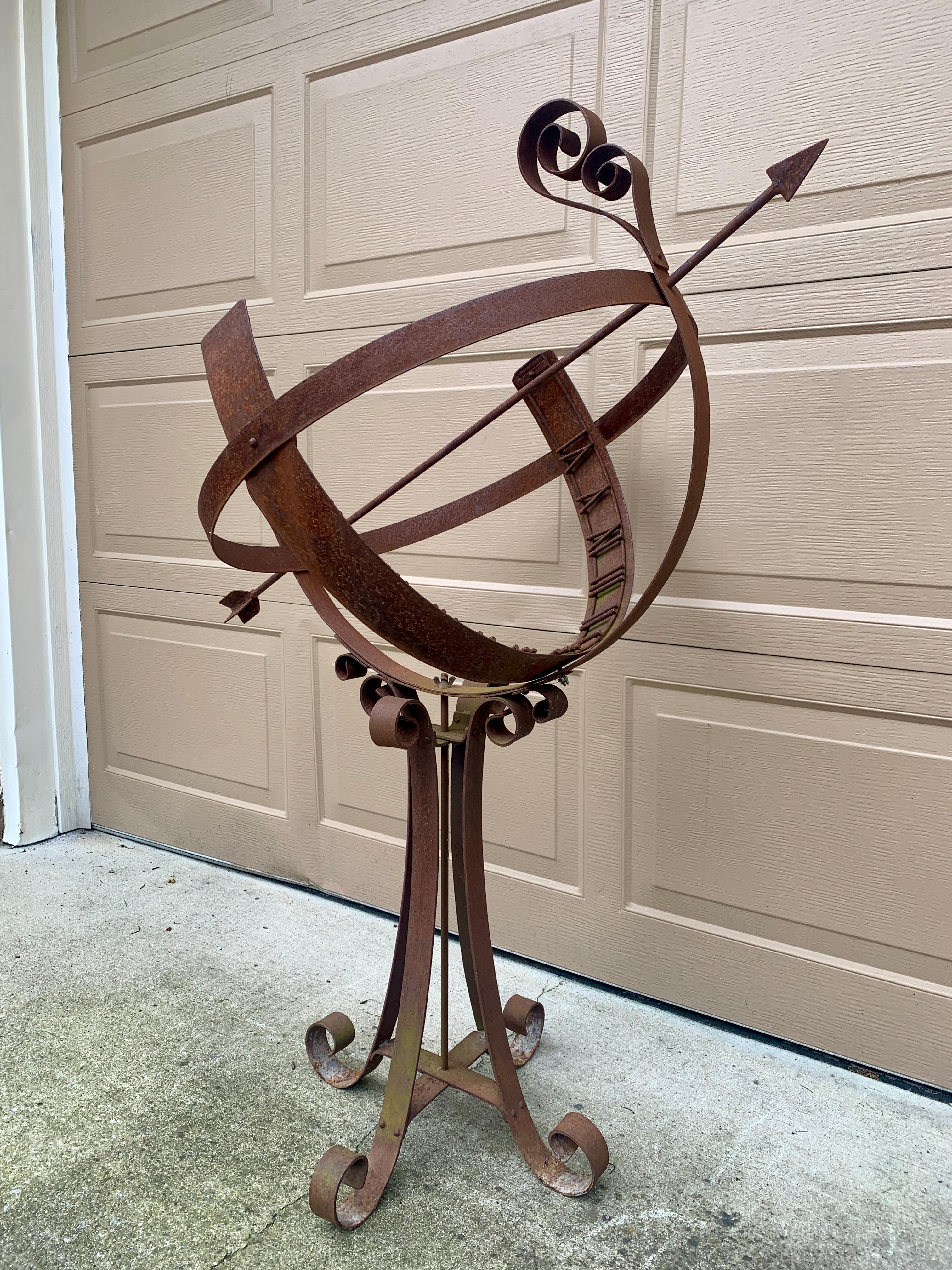 Cadran solaire armillaire en fer forgé vintage sur Stand Bon état - En vente à Elkhart, IN