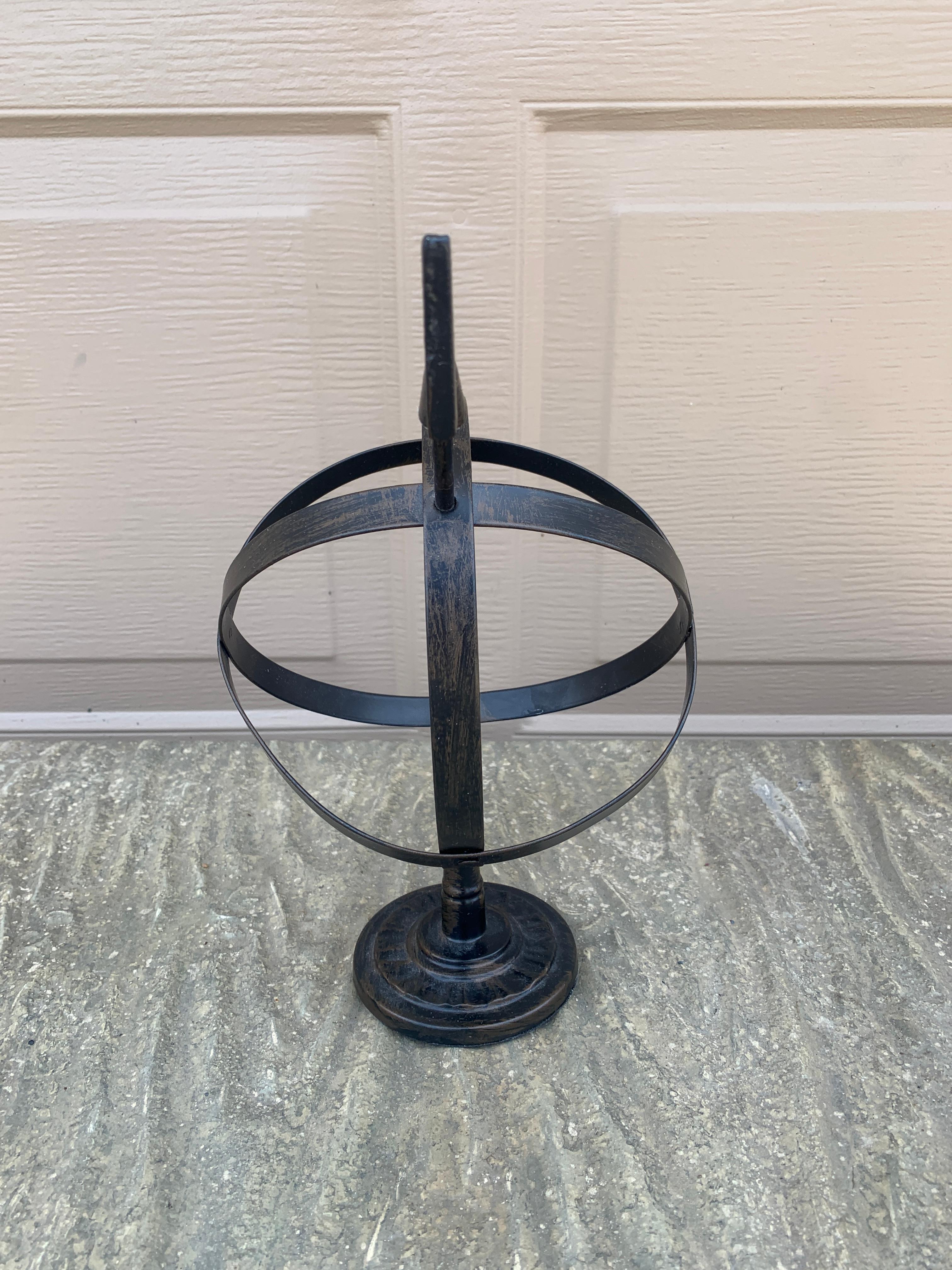 Reloj de sol armilar inglés vintage de hierro negro para jardín en venta 4
