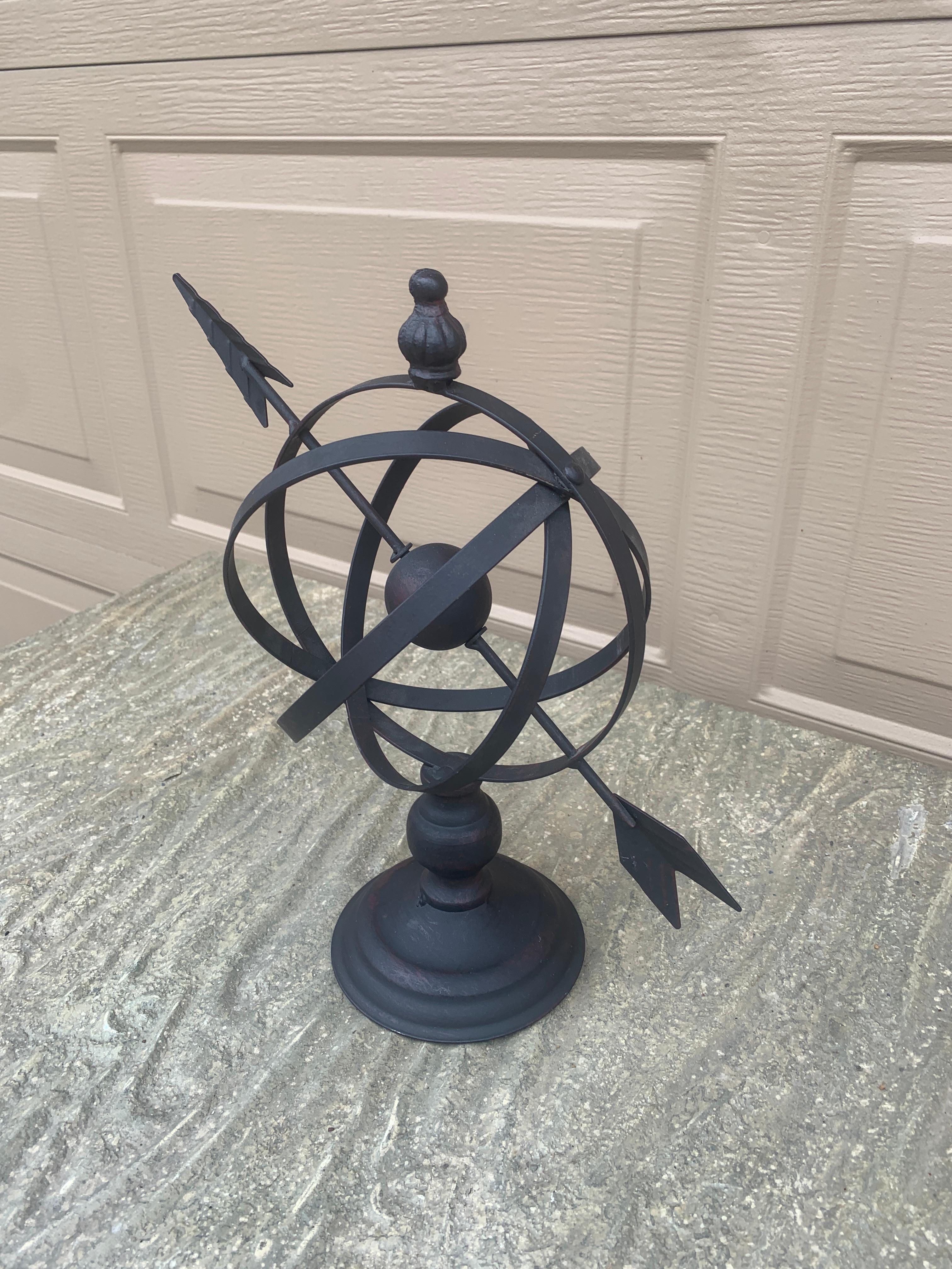 Neoclassico Meridiana armillare da giardino vintage inglese in ferro nero in vendita