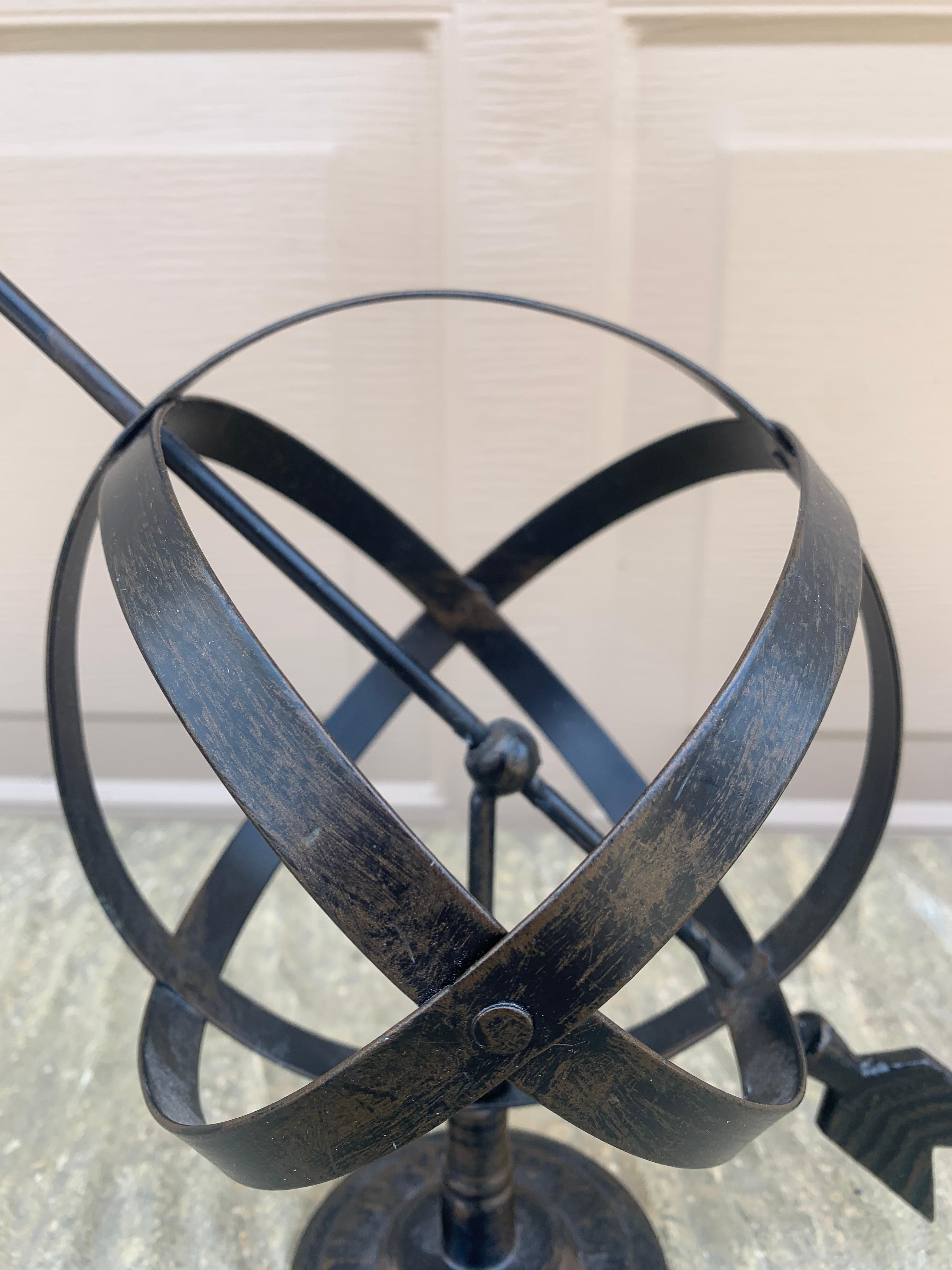 Reloj de sol armilar inglés vintage de hierro negro para jardín siglo XX en venta