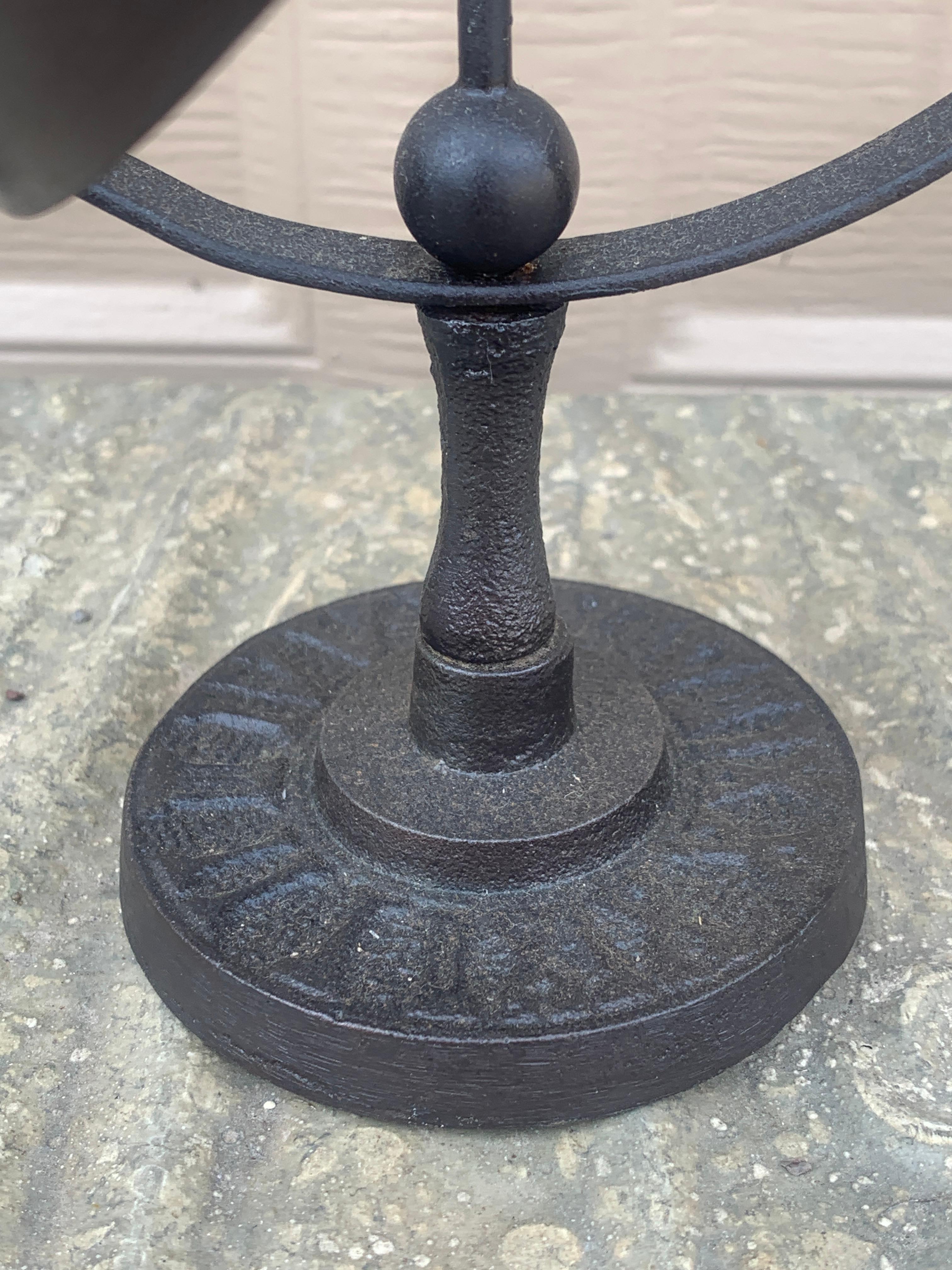 Meridiana armillare da giardino vintage inglese in ferro nero in vendita 1