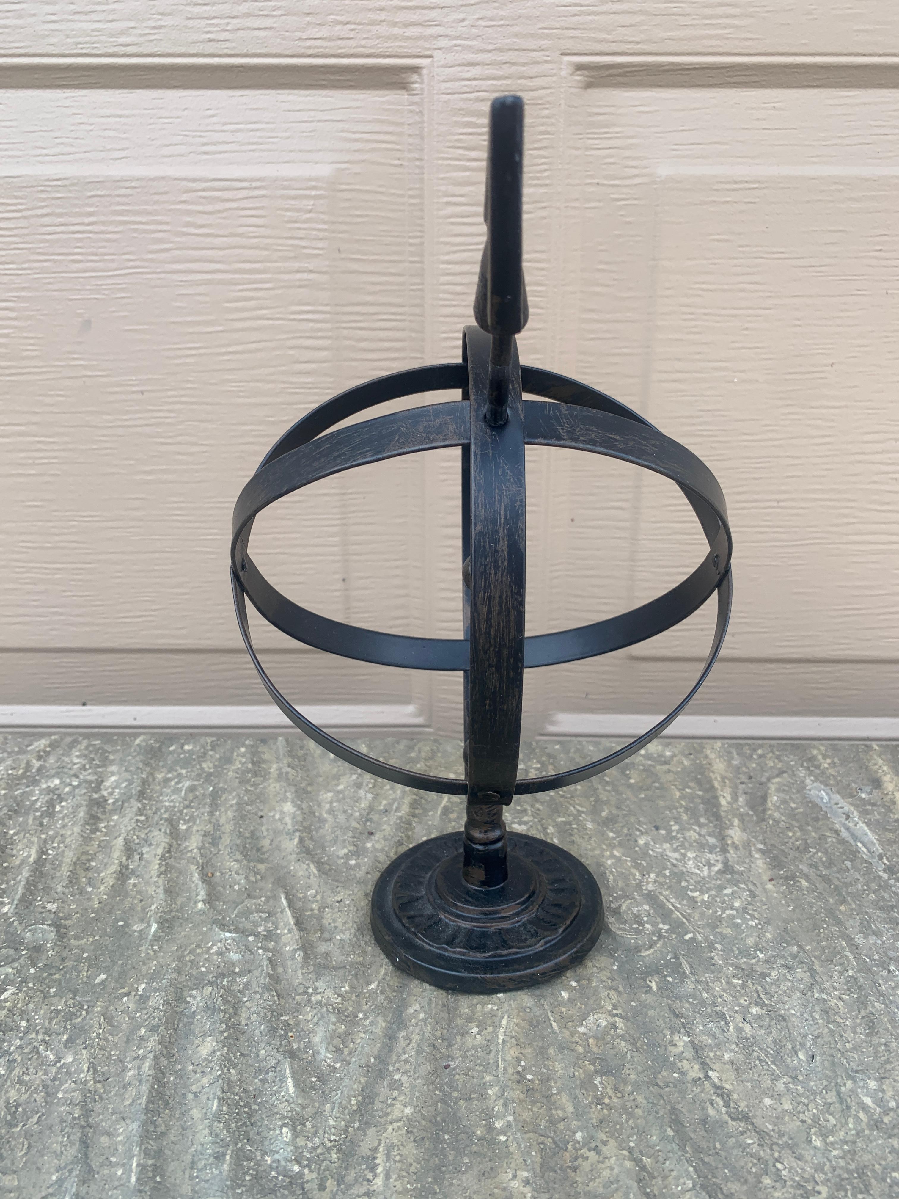 Meridiana armillare da giardino vintage inglese in ferro nero in vendita 2