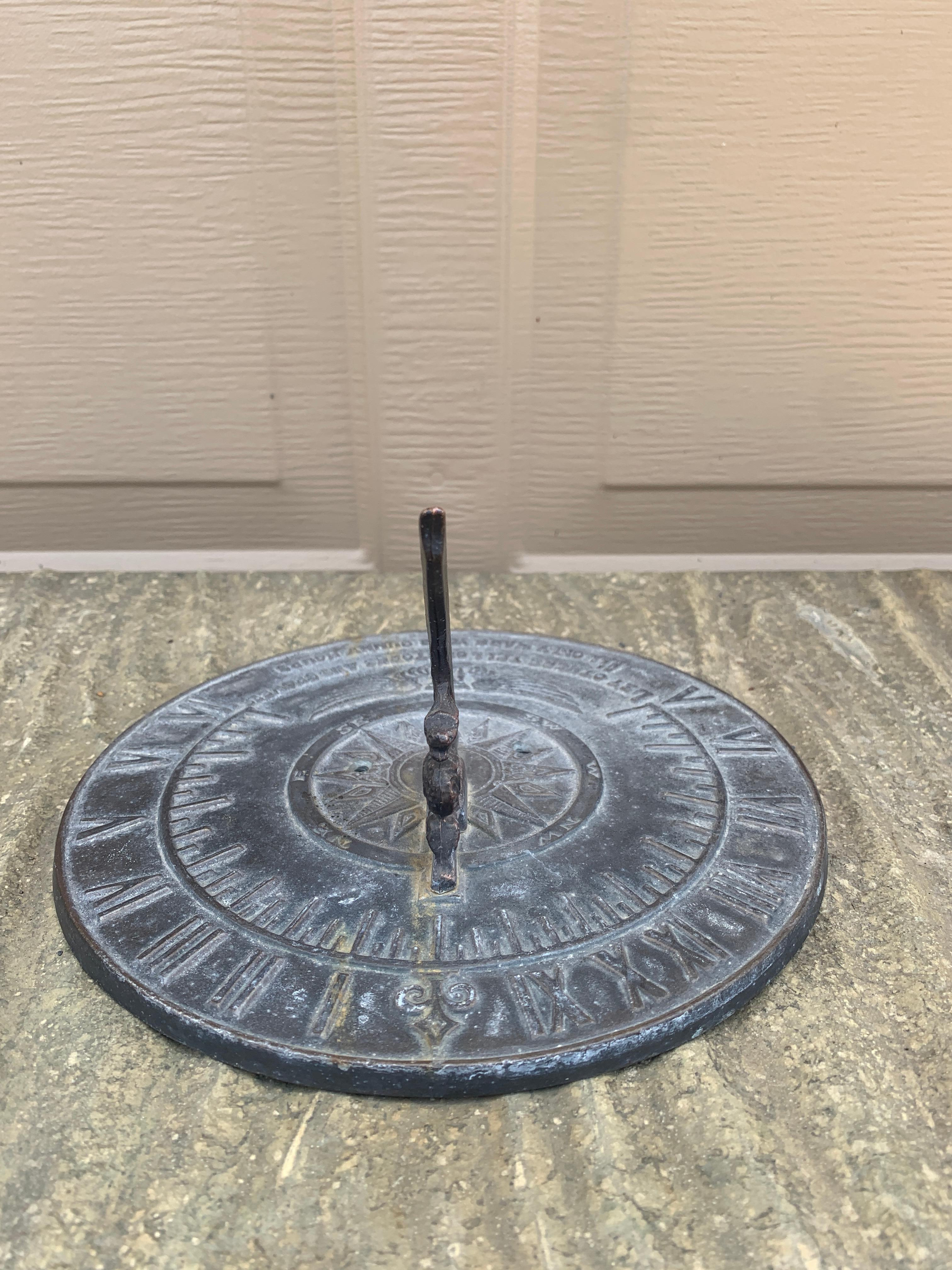 Sundial de jardin anglais vintage Mark Your Sunny Hours Bon état - En vente à Elkhart, IN