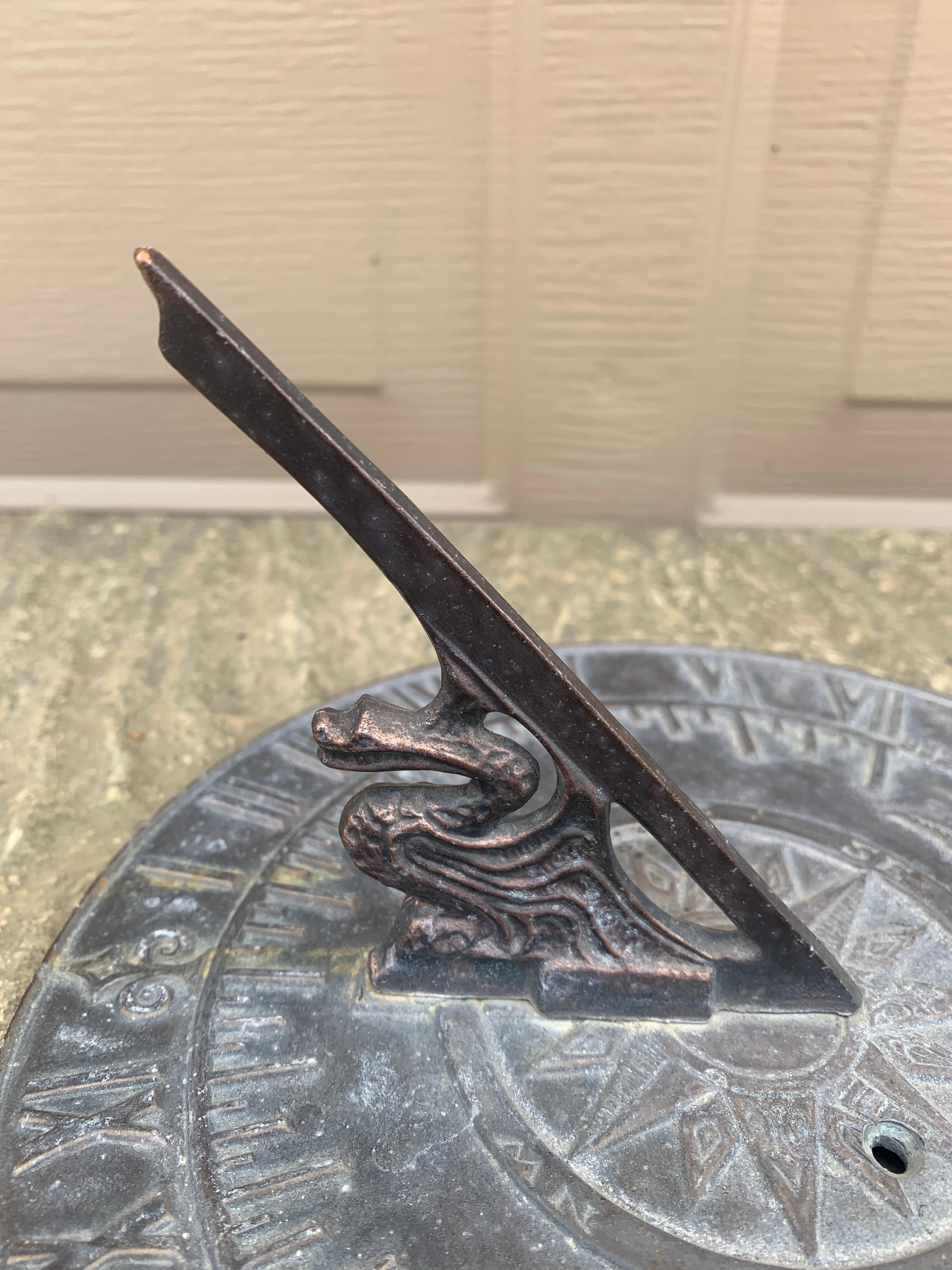 Fer Sundial de jardin anglais vintage Mark Your Sunny Hours en vente
