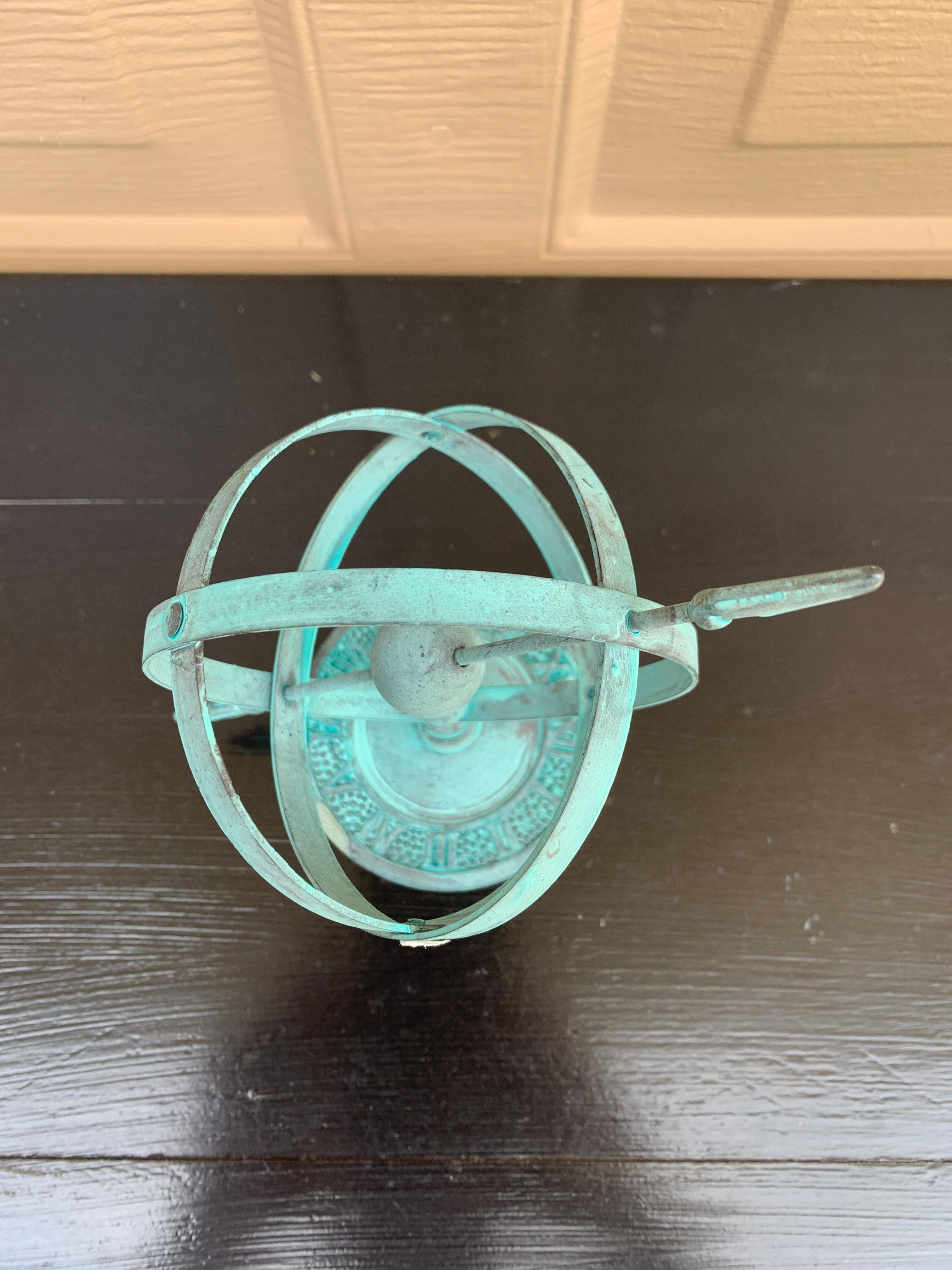 Cadran solaire armillaire de jardin en fer Verdigris Vintage English Country Bon état - En vente à Elkhart, IN