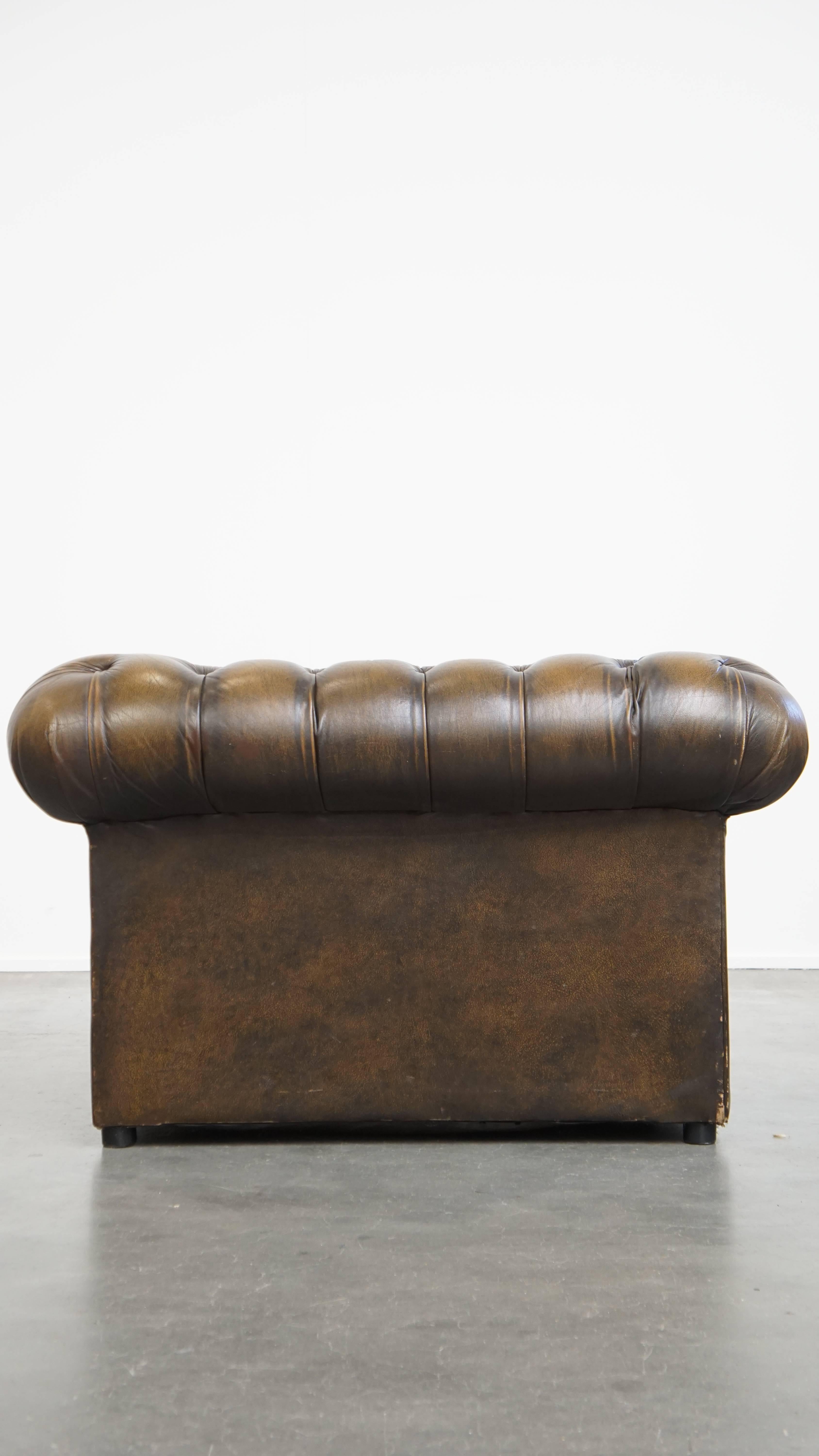 Vintage English Cowhide Leather Chesterfield Button Seat Armchair In Fair Condition For Sale In Harderwijk, NL