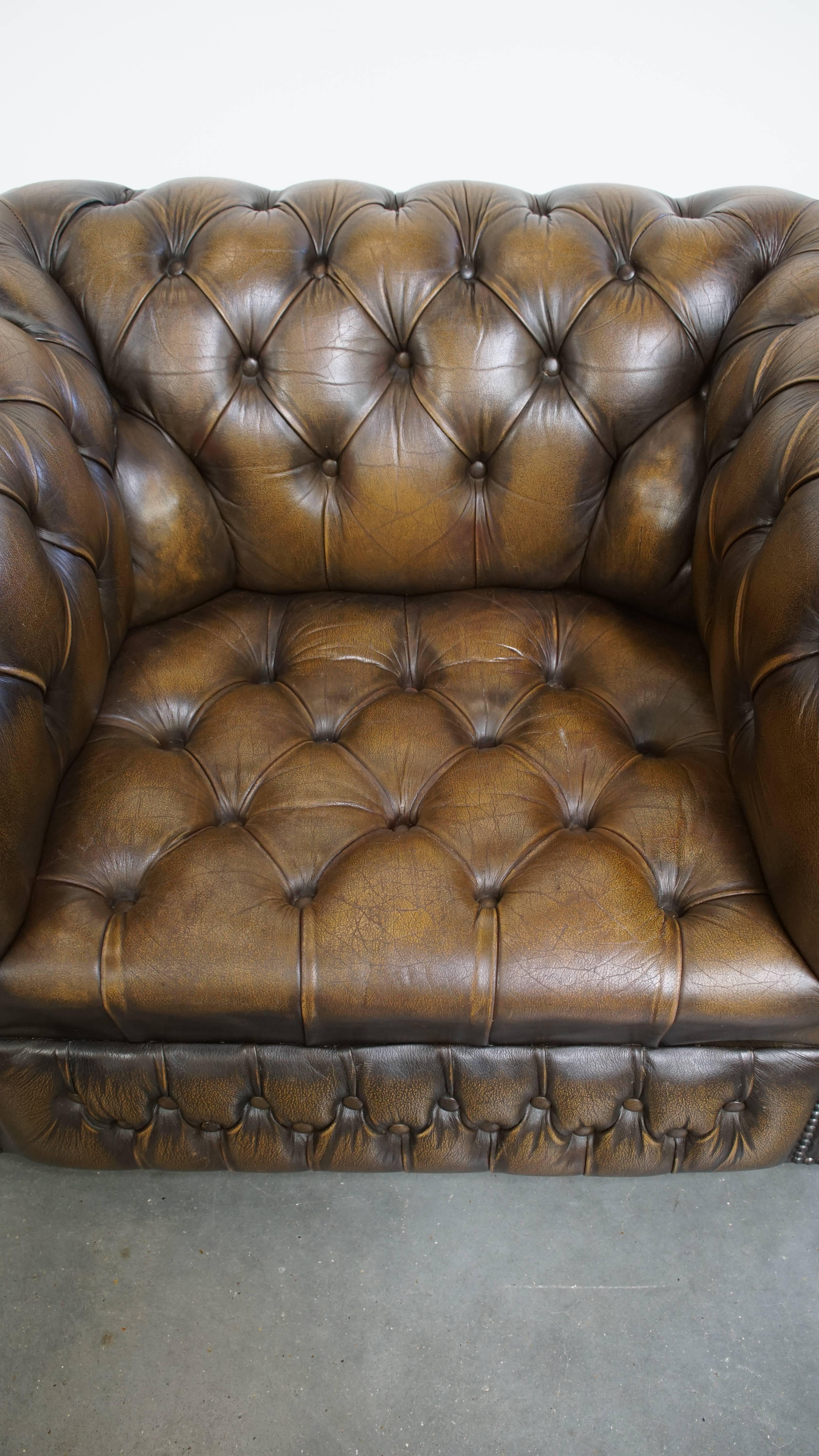 Vintage English Cowhide Leather Chesterfield Button Seat Armchair For Sale 1