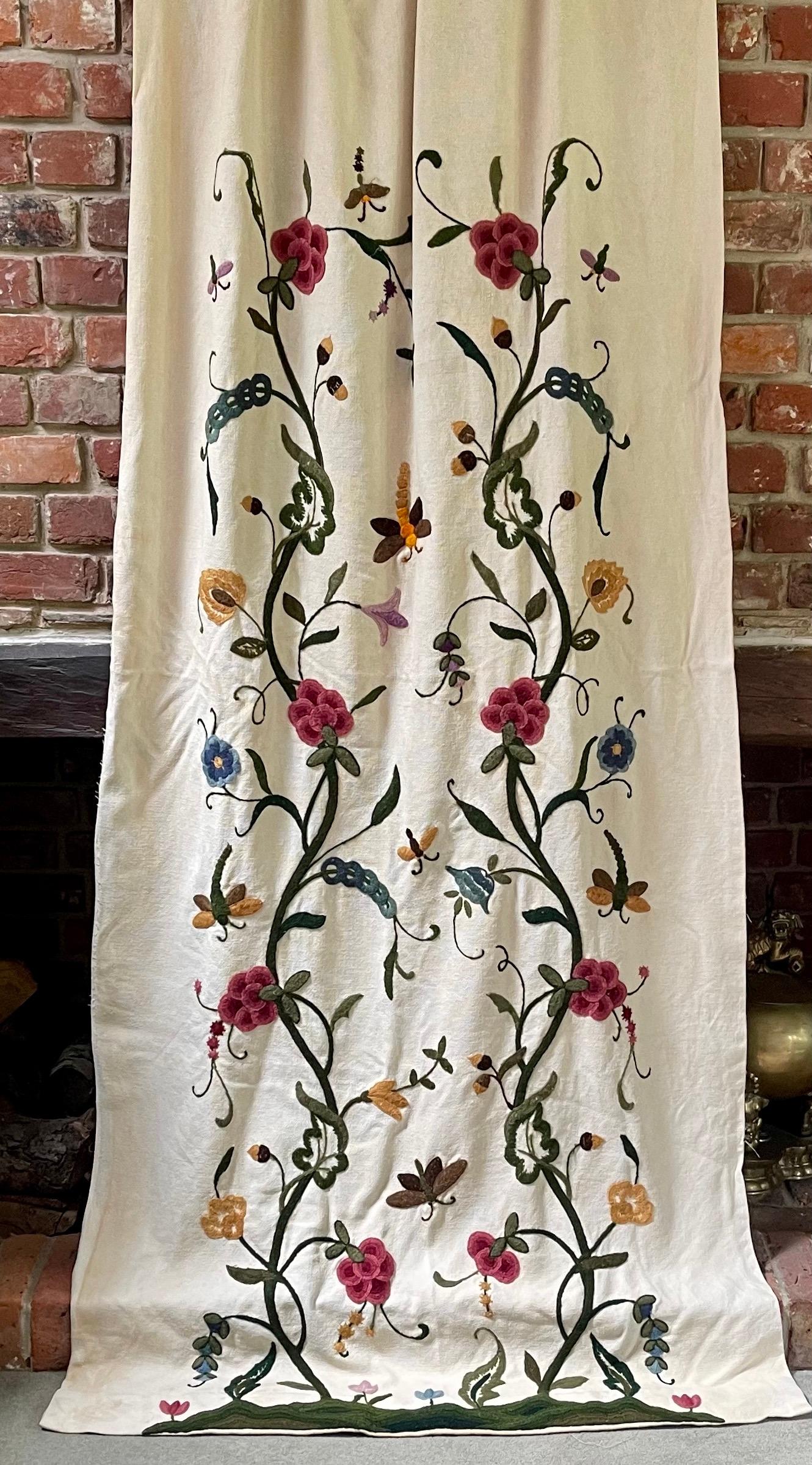 Tenda/copertina inglese vintage con ricamo a tombolo
Il morbido lino color crema è interamente ricamato a mano
con il disegno dell'Albero della Vita utilizzando lane colorate.

Buone condizioni d'epoca con segni di usura commisurati all'età e