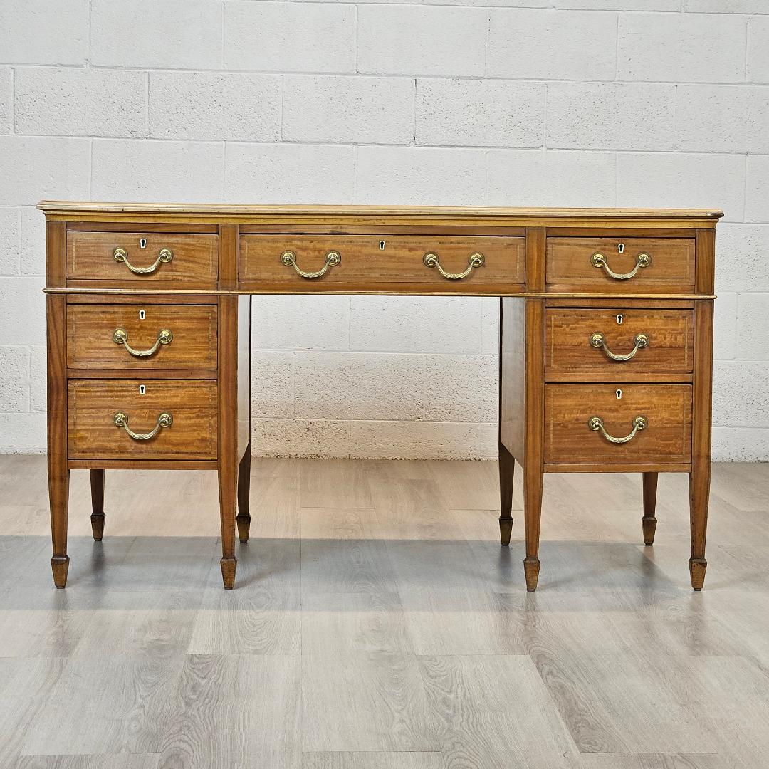Classic Vintage Satinwood Desk with Leather Top – A Masterpiece of Refined Craftsmanship

Enhance your space with the understated luxury of this vintage satinwood desk, a piece that exudes both elegance and functionality. The desk’s satinwood veneer