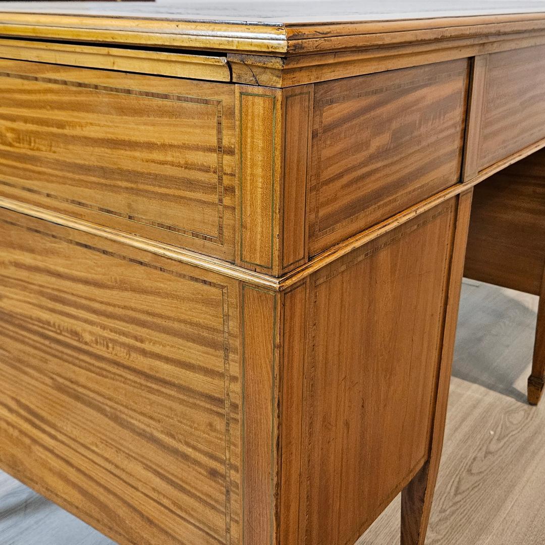 Vintage English Desk Leather Top In Good Condition For Sale In Toronto, CA