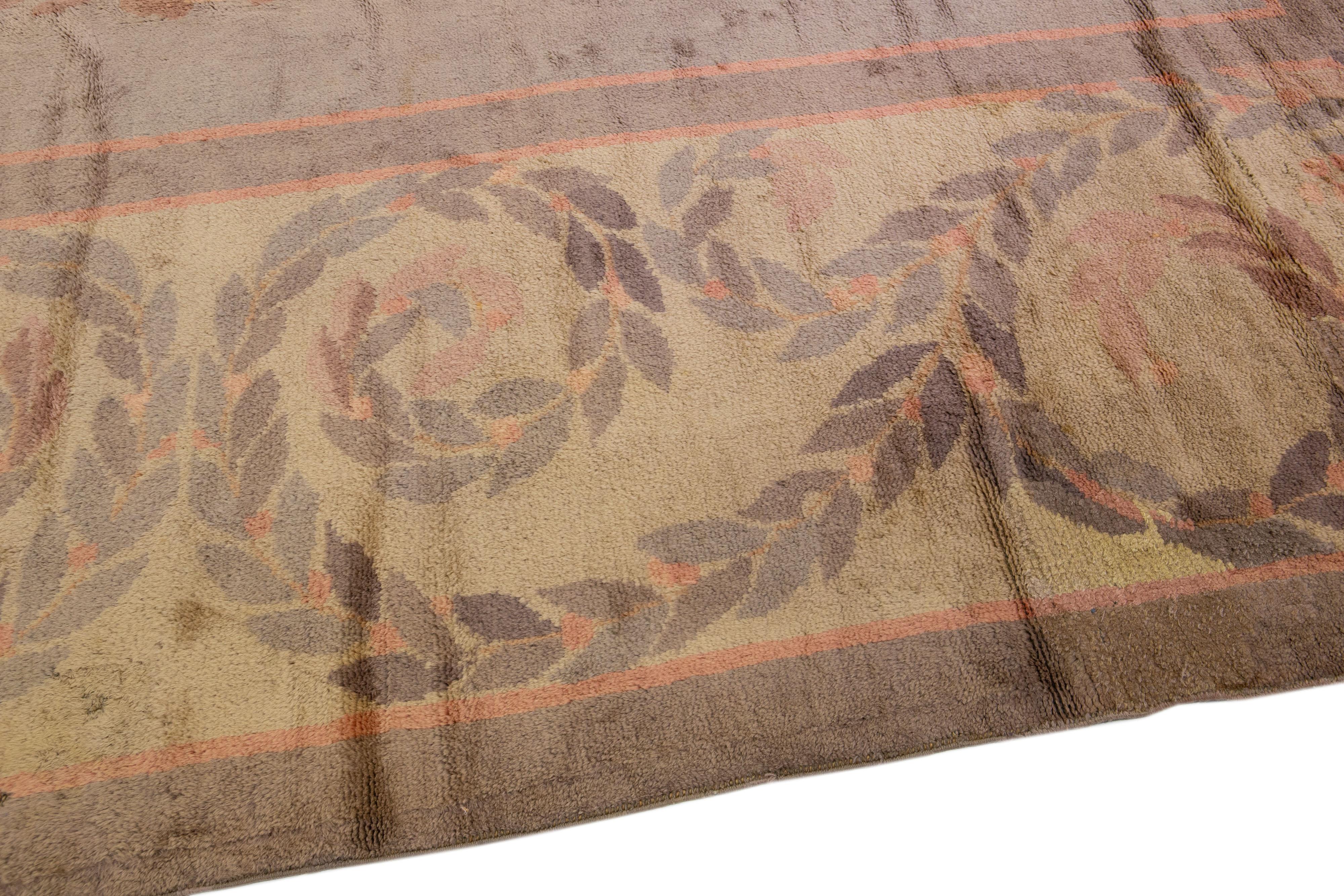 Englischer Donegal handgefertigter grauer und brauner Wollteppich in Design (20. Jahrhundert) im Angebot