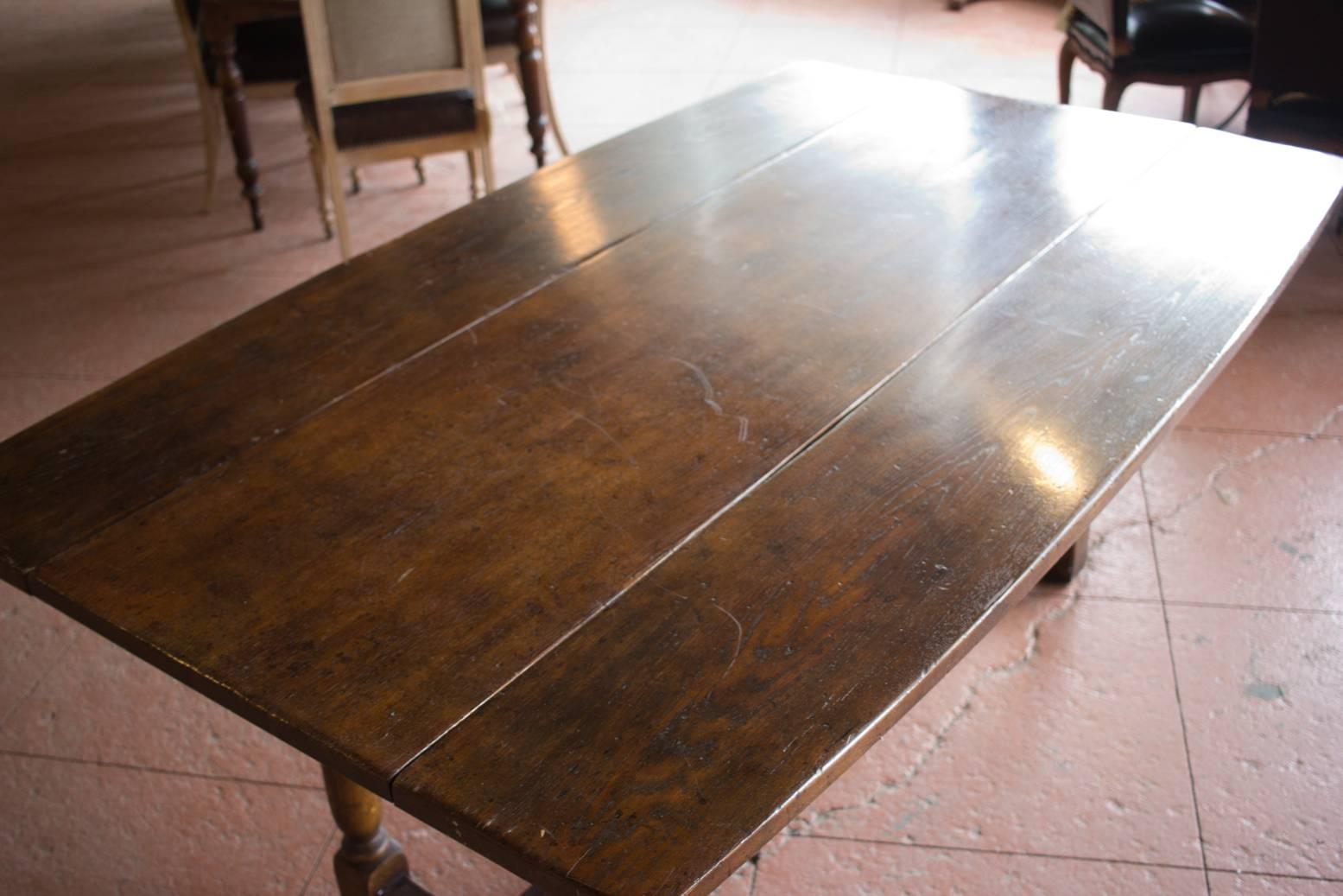 Vintage English Drop-Leaf Table In Fair Condition In Calgary, Alberta