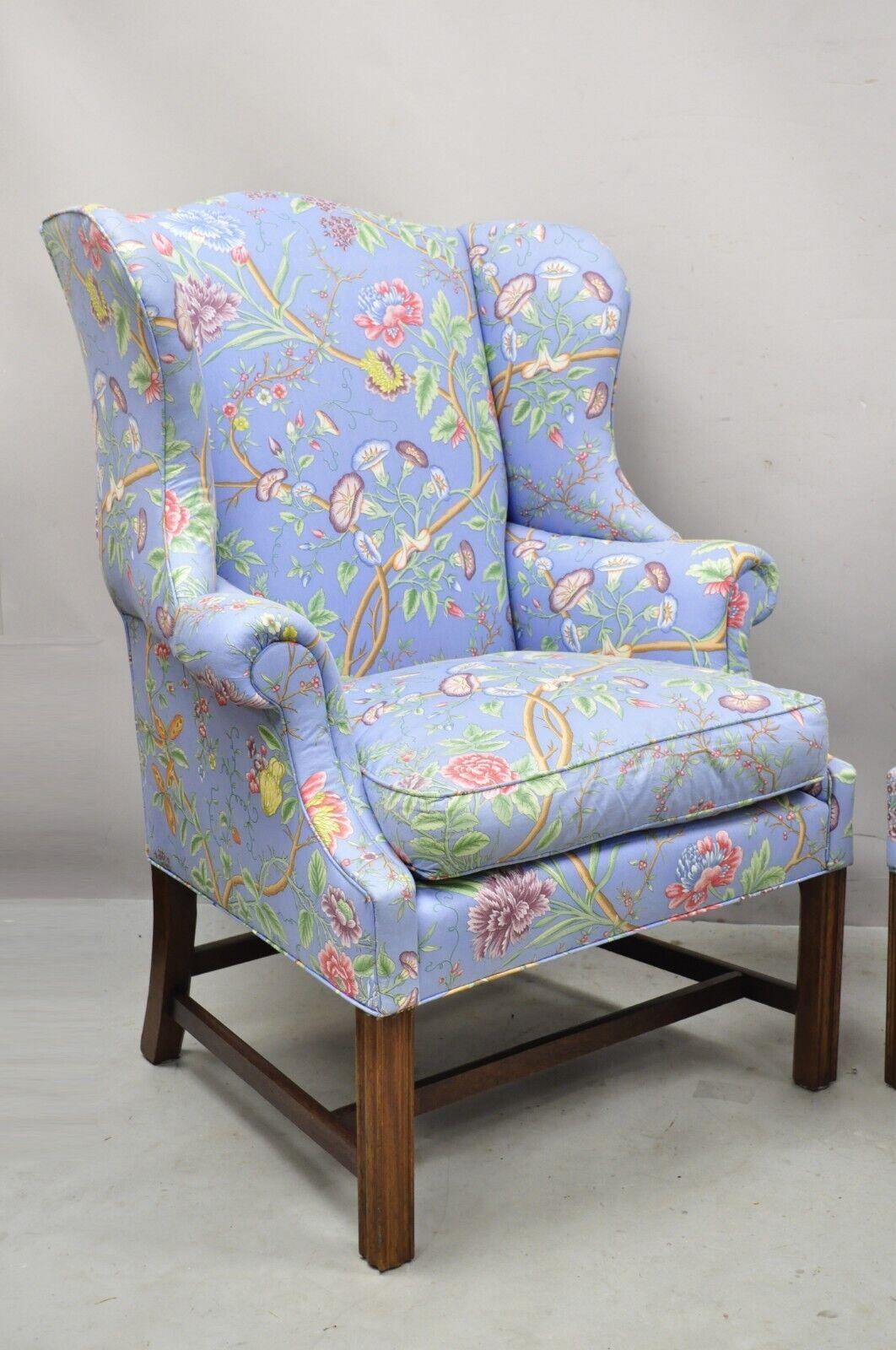 Georgien Paire de chaises anglaises de style édouardien en acajou à motifs floraux bleus en vente