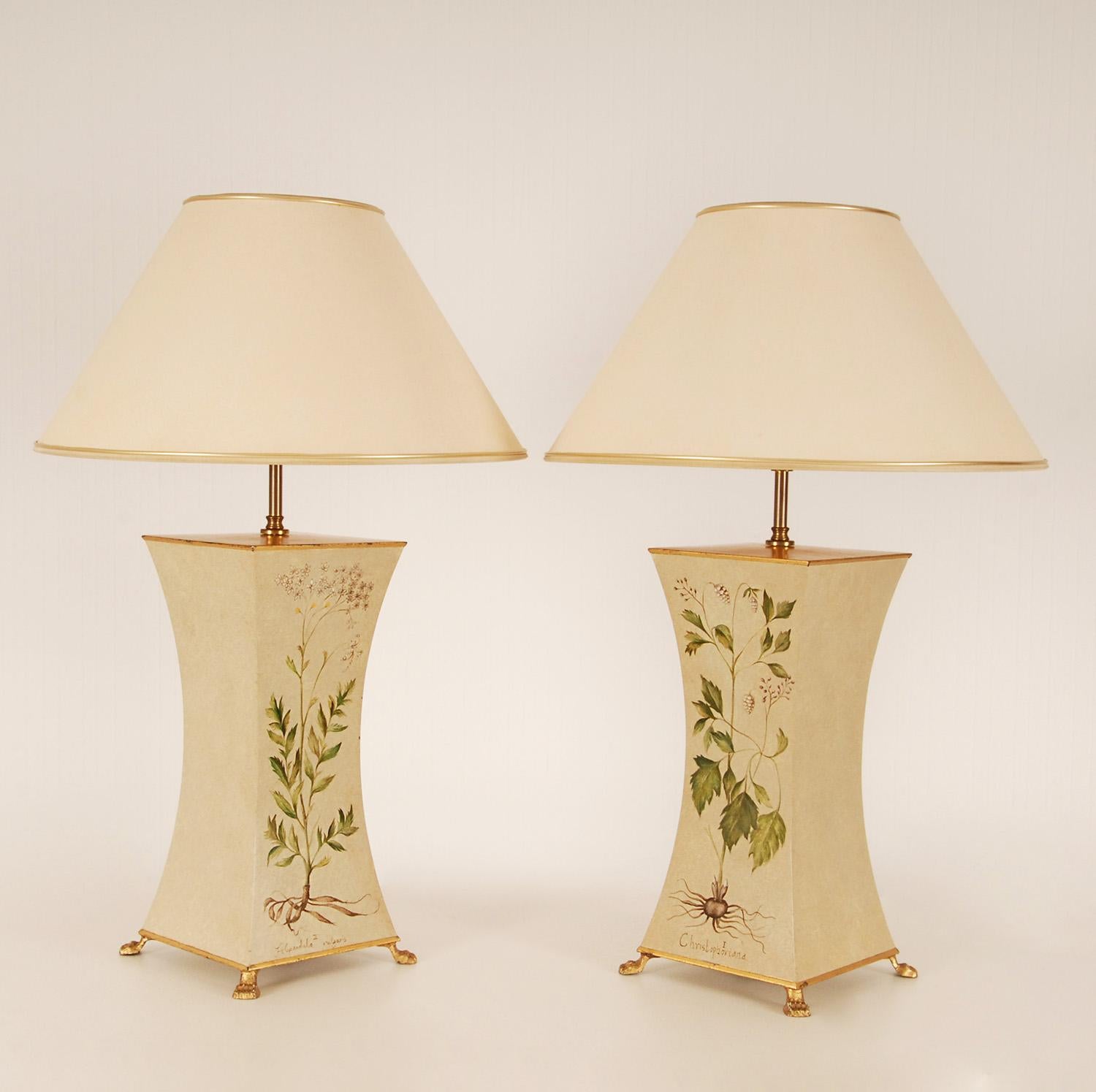 Vintage English French Country Style table lamps.
Design: By Porta Romana
Style: French Country style, French Provincial, English Country Style
Colors: Green, off white, beige, brown, manganese
Material: Metal, Gold gilde bronze.
Origin England,