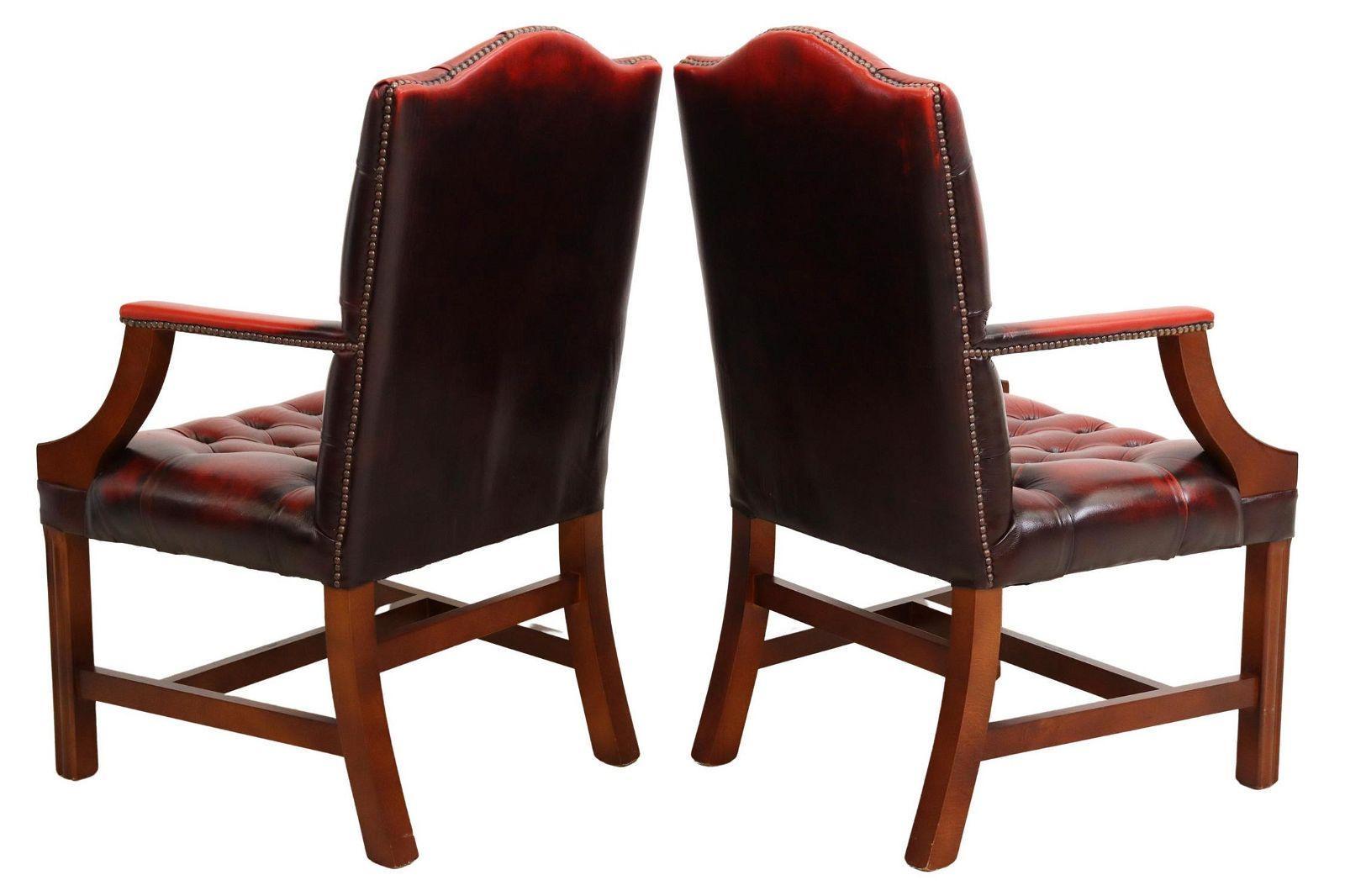 Georgien Paire de fauteuils anglais vintage en cuir de style Gainsborough en vente
