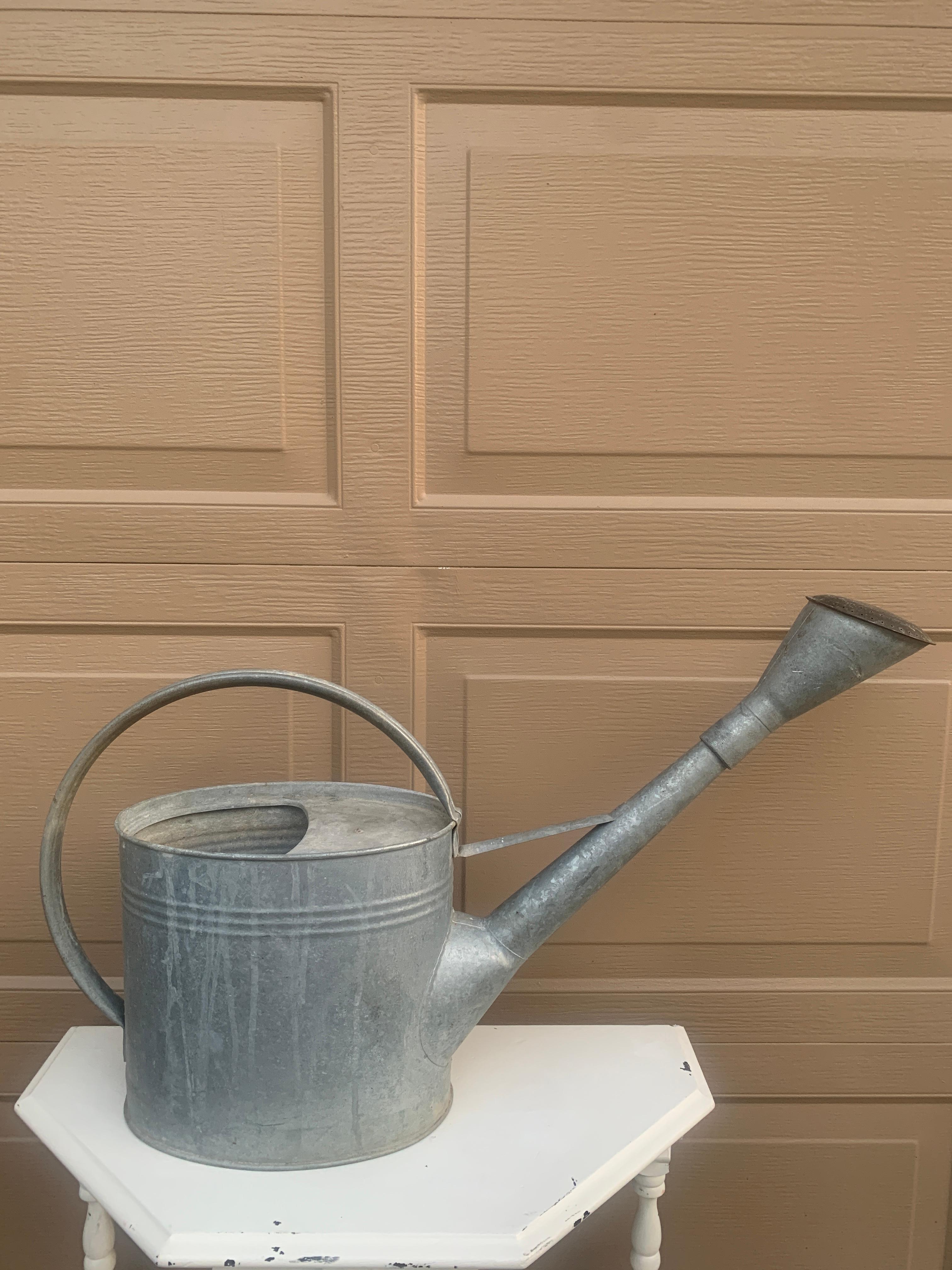 Preciosa regadera de jardín vintage de acero galvanizado, con asa curva y pitorro de cobre.

Por Burdon & Ball

Inglaterra, circa 1960s

Medidas: 30 