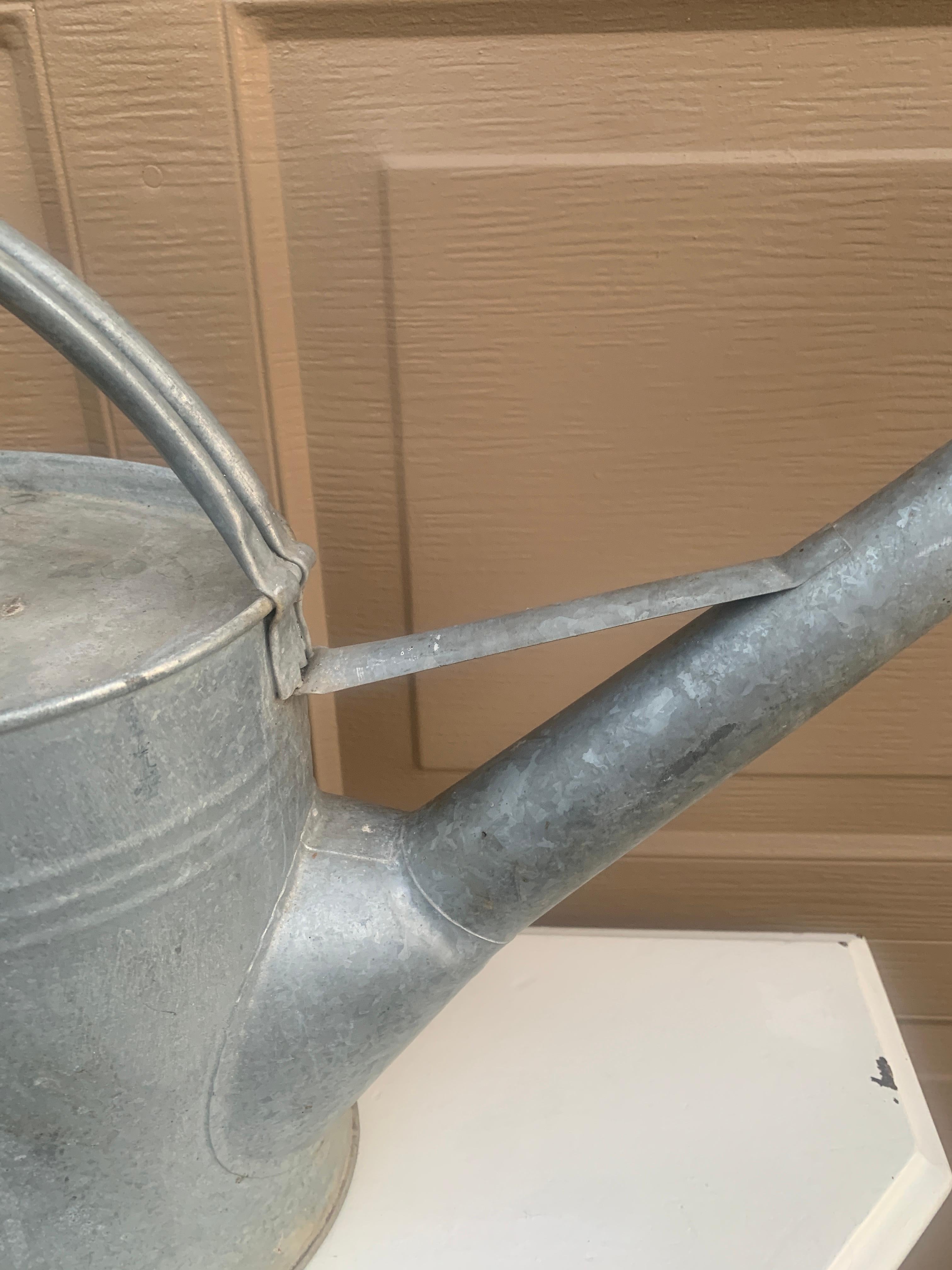 Regadera inglesa vintage de acero galvanizado y cobre para jardín, circa años 60 Inglés en venta