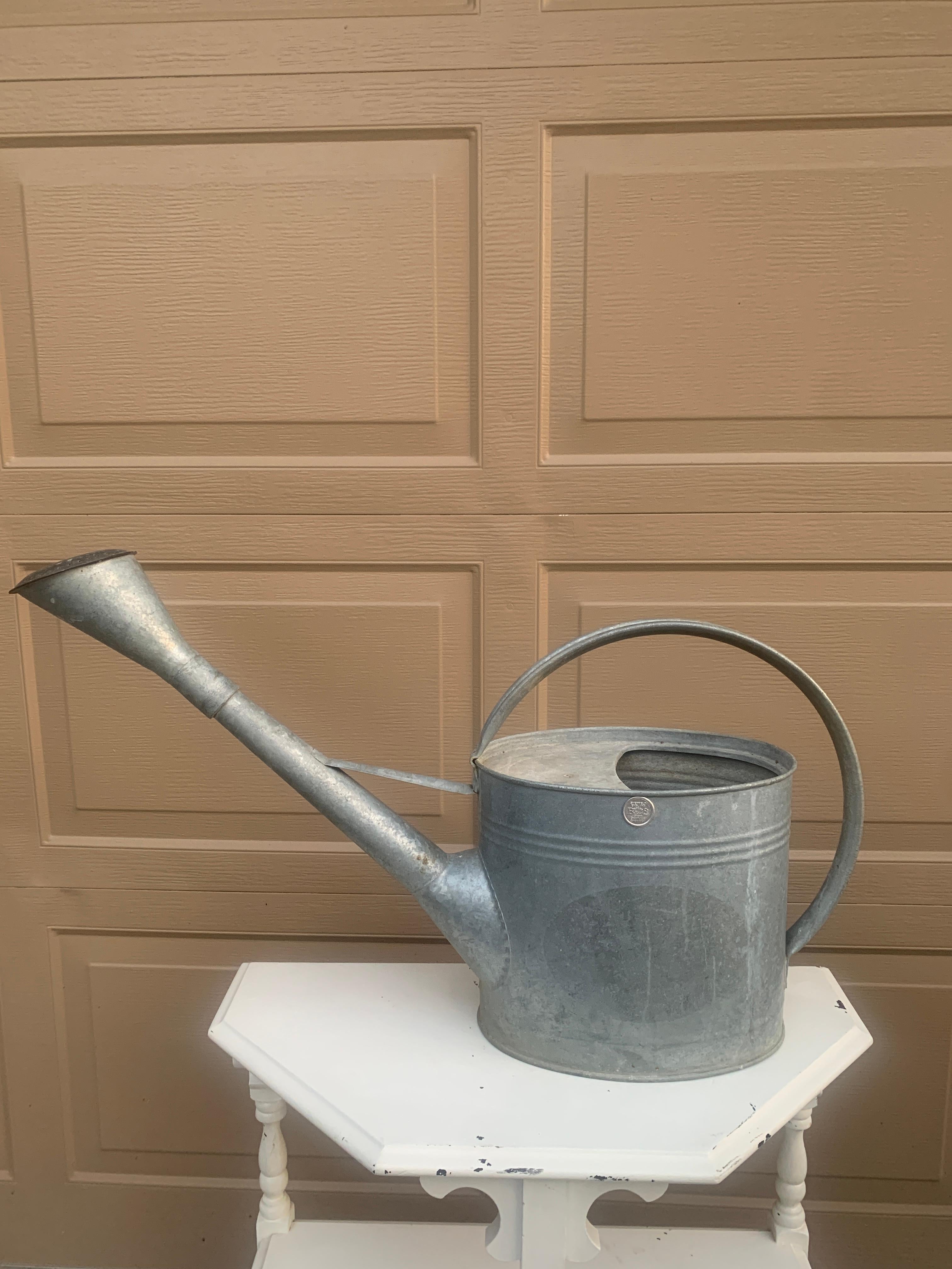 Regadera inglesa vintage de acero galvanizado y cobre para jardín, circa años 60 en venta 1