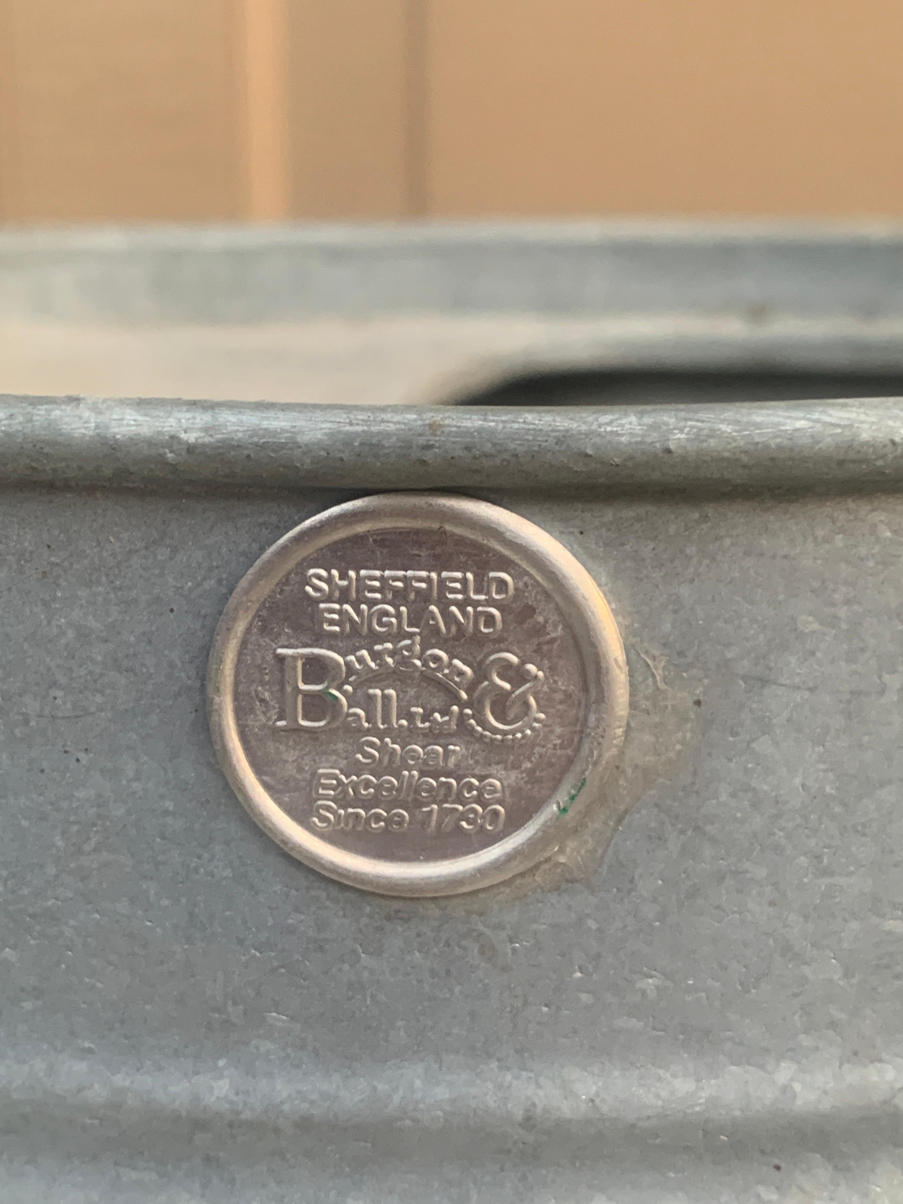 Regadera inglesa vintage de acero galvanizado y cobre para jardín, circa años 60 en venta 2
