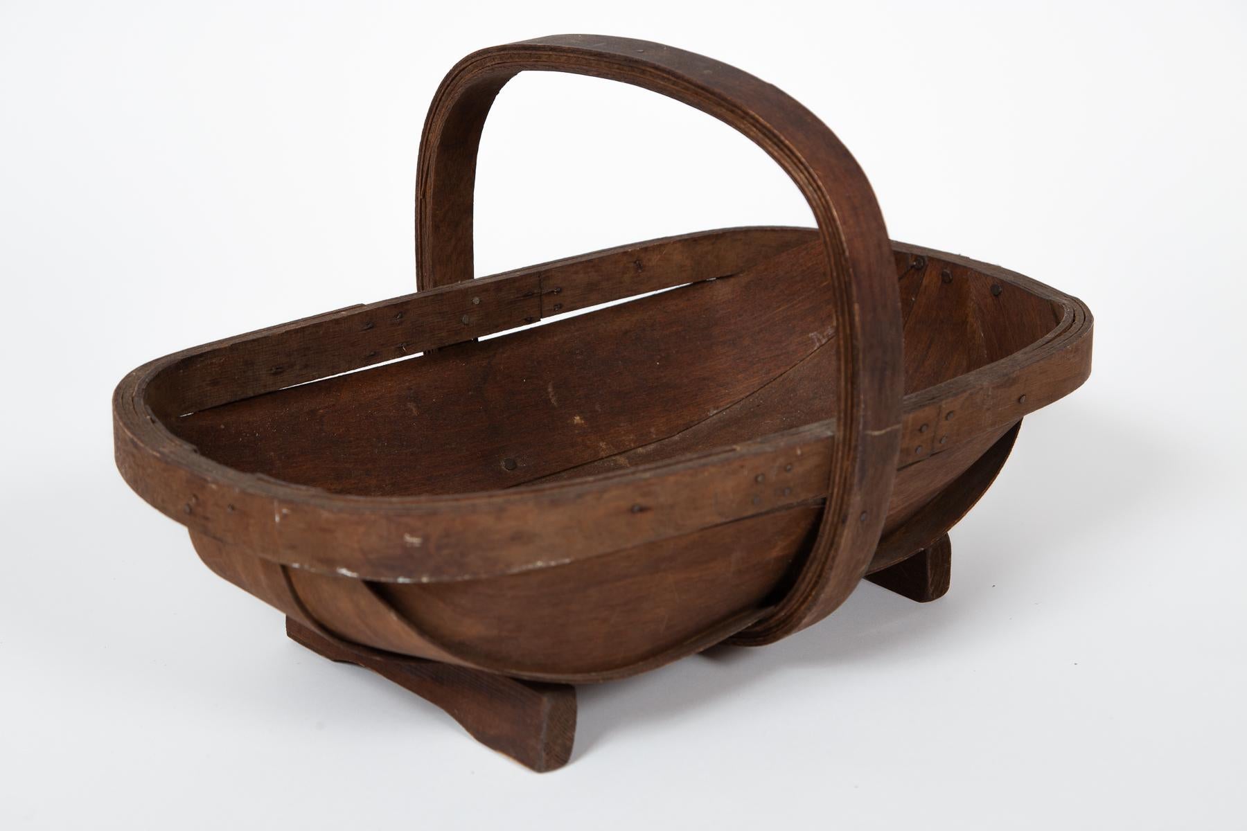 Cestino da giardino inglese vintage, anni '30 circa. Forma tradizionale Sussex oblunga, struttura in legno curvato. I Trugs sono stati progettati per raccogliere fiori ed erbe dal giardino. Bella superficie in legno invecchiato.