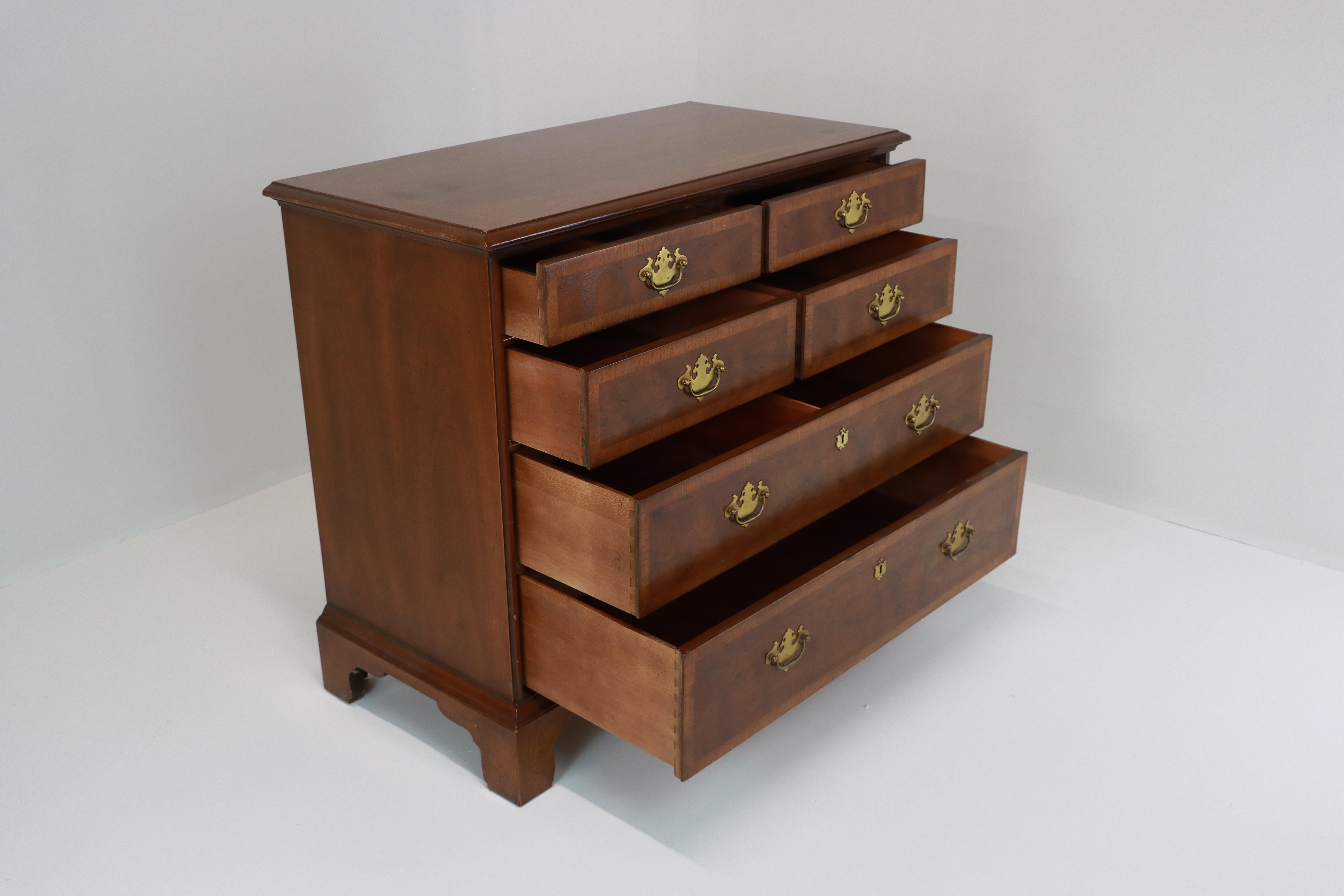 Vintage English George III Style Chest of Drawers In Good Condition For Sale In Calgary, Alberta