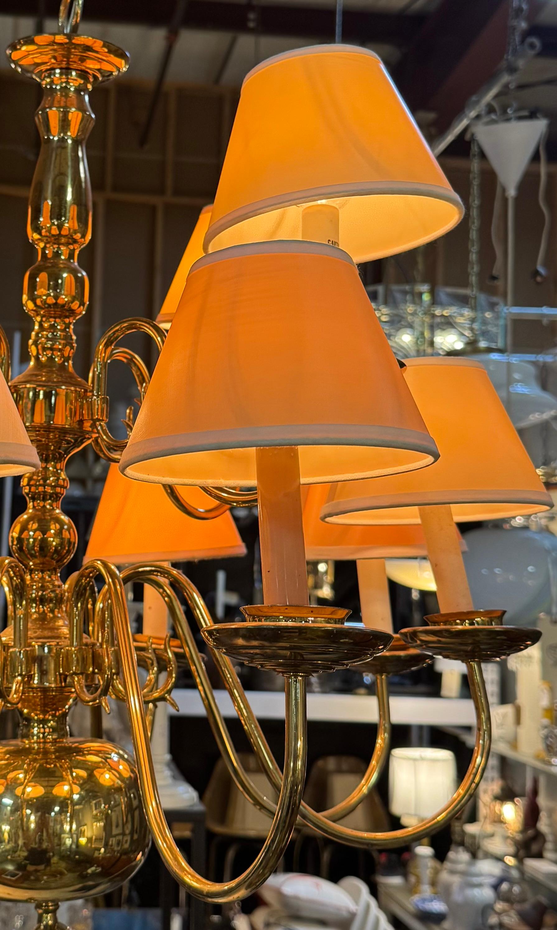 Lampadario a 12 bracci in stile georgiano inglese vintage In condizioni buone in vendita a New York, NY