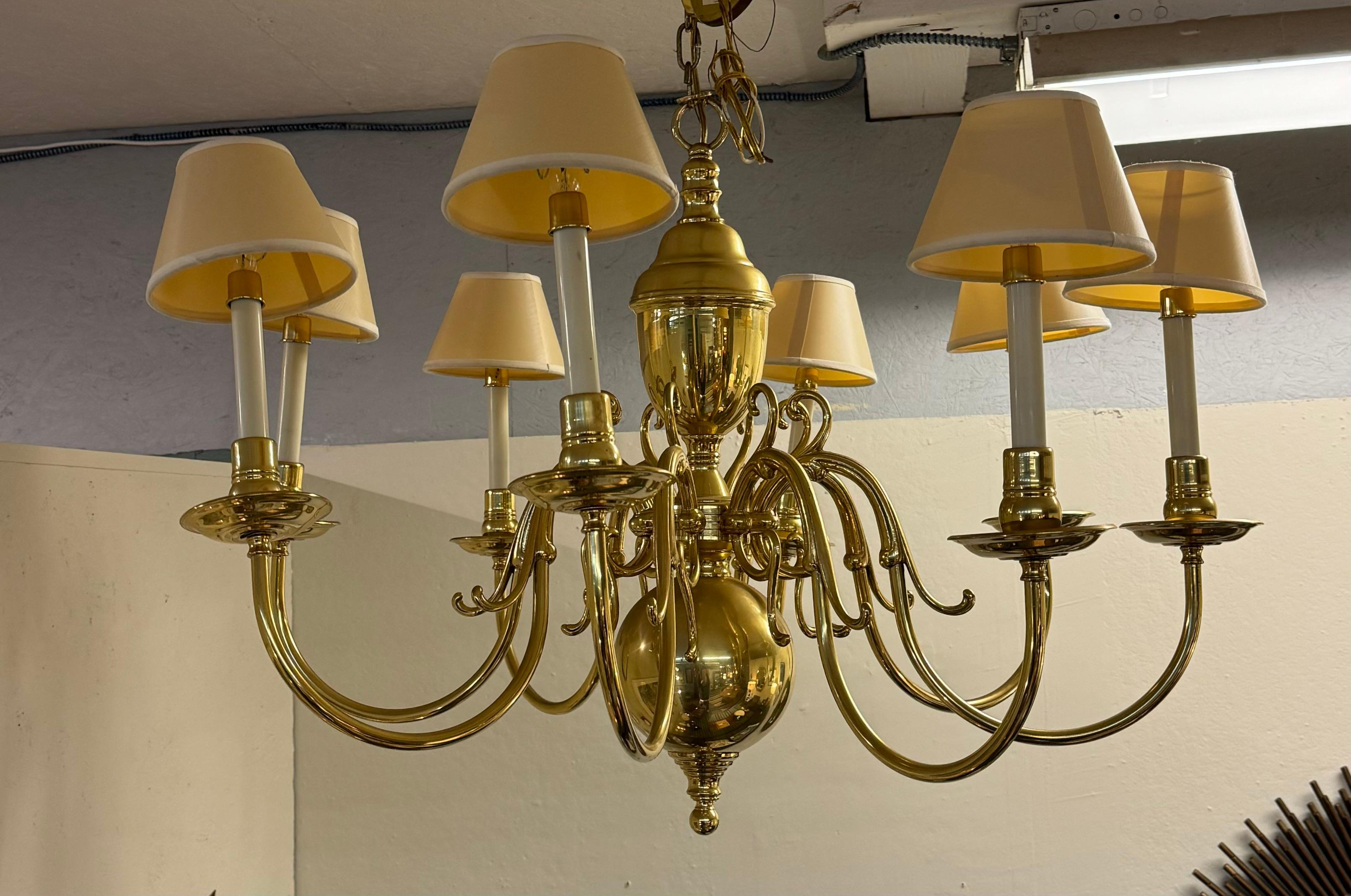 Grande stile georgiano
lampadario con otto (8) bracci elettrificati, in ottone lucido.

Presenta elementi classici del design inglese, tra cui la forma a urna del palo e il grande globo sottostante, mentre ogni braccio a voluta curvilinea culmina in