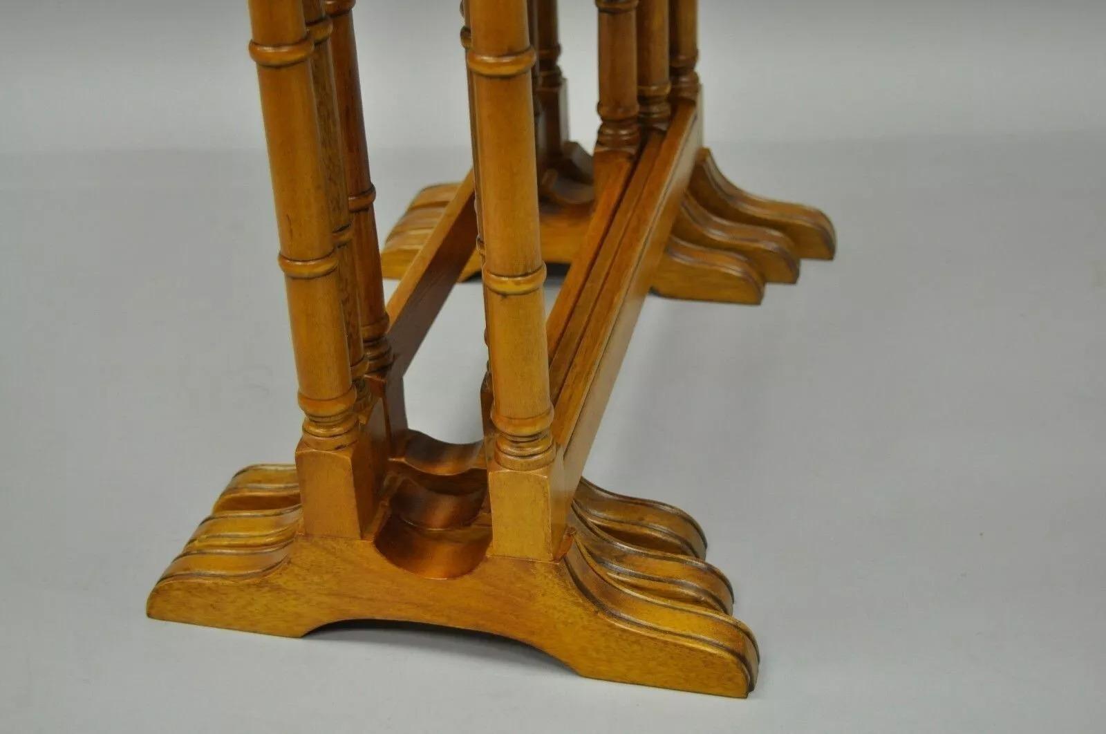 Englische Beistelltische aus Eibenholz im georgianischen Vintage-Stil aus Kunstbambus in Eibenholz, 3er-Set (Holz) im Angebot