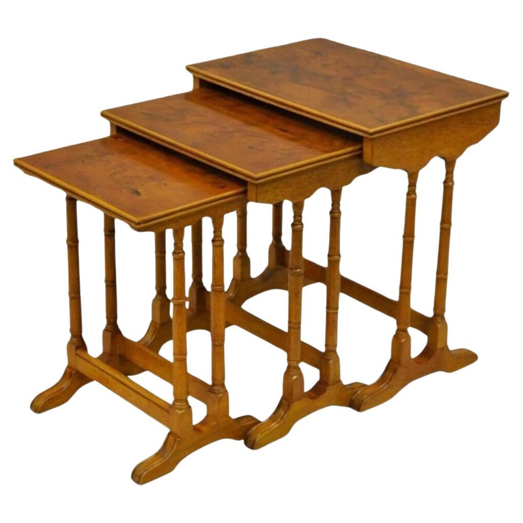Englische Beistelltische aus Eibenholz im georgianischen Vintage-Stil aus Kunstbambus in Eibenholz, 3er-Set im Angebot