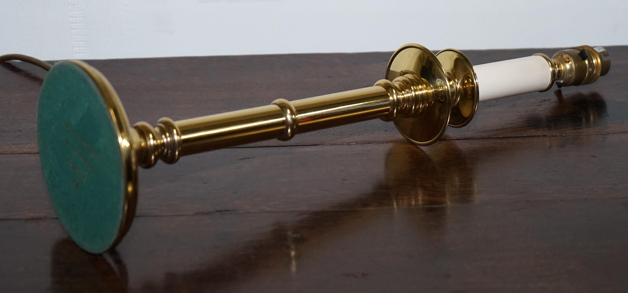 
Antigüedades de Londres



Esta refinada lámpara de sobremesa de latón vintage evoca el clásico diseño georgiano de candelabros, con una forma de columna cónica con una elegante placa de goteo circular y un acabado rico y pulido. La lámpara está