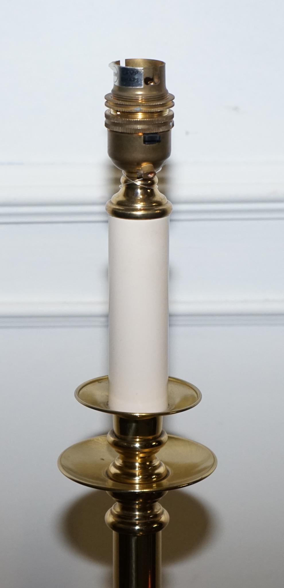 LÁMPARA DE MESA VINTAGE INGLÉS DE ESTILO GEORGIANO LATÓN SÓLIDO BLANCO PARA VELAS en Bueno estado para la venta en Pulborough, GB