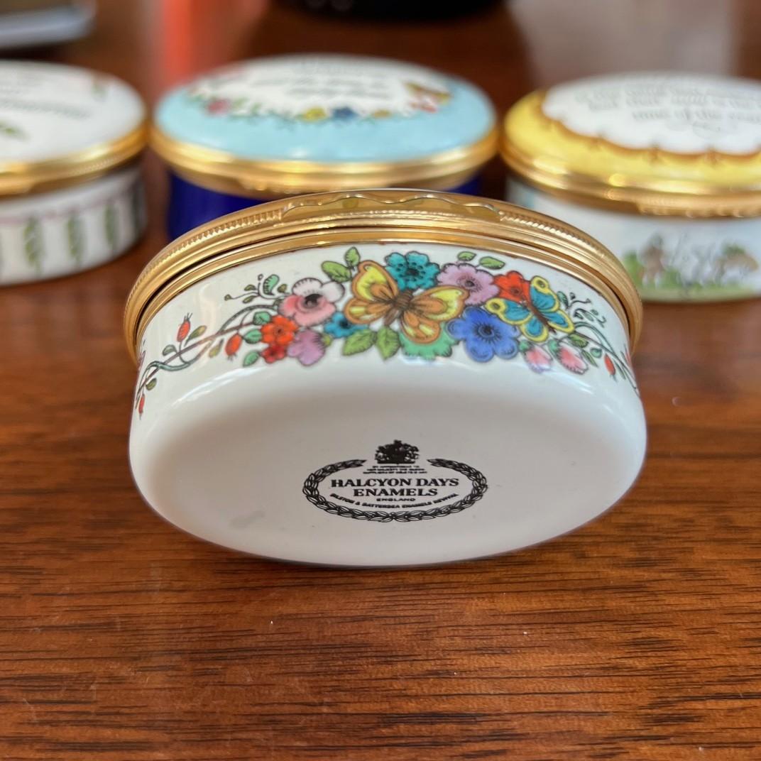 Englische Halcyon Days Emaille-Schachteln mit Sentimental Quotes, Blumendekor, Vintage (Handbemalt) im Angebot