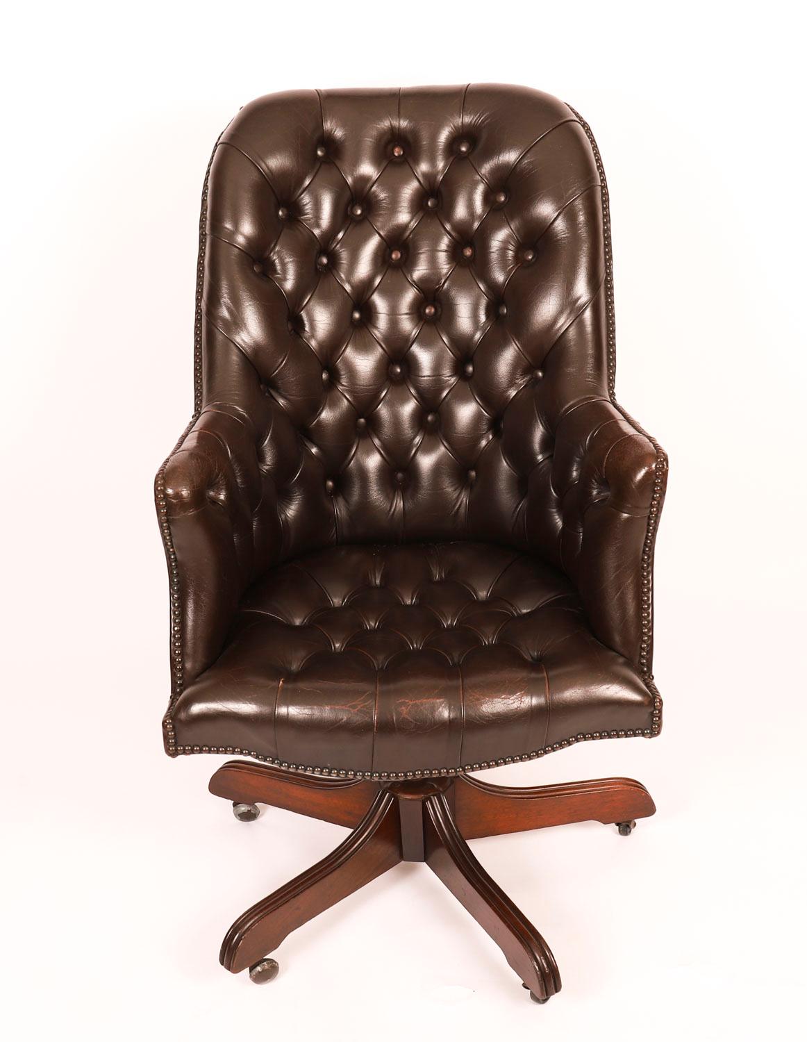 Ein absolut atemberaubender Vintage-Ledersessel mit geknöpfter Rückenlehne und Sitzfläche in einer schönen schokoladenbraunen Farbe, handgefertigt in England mit Materialien von höchster Qualität, aus der Mitte des 20.

Die Höhe ist durch einen