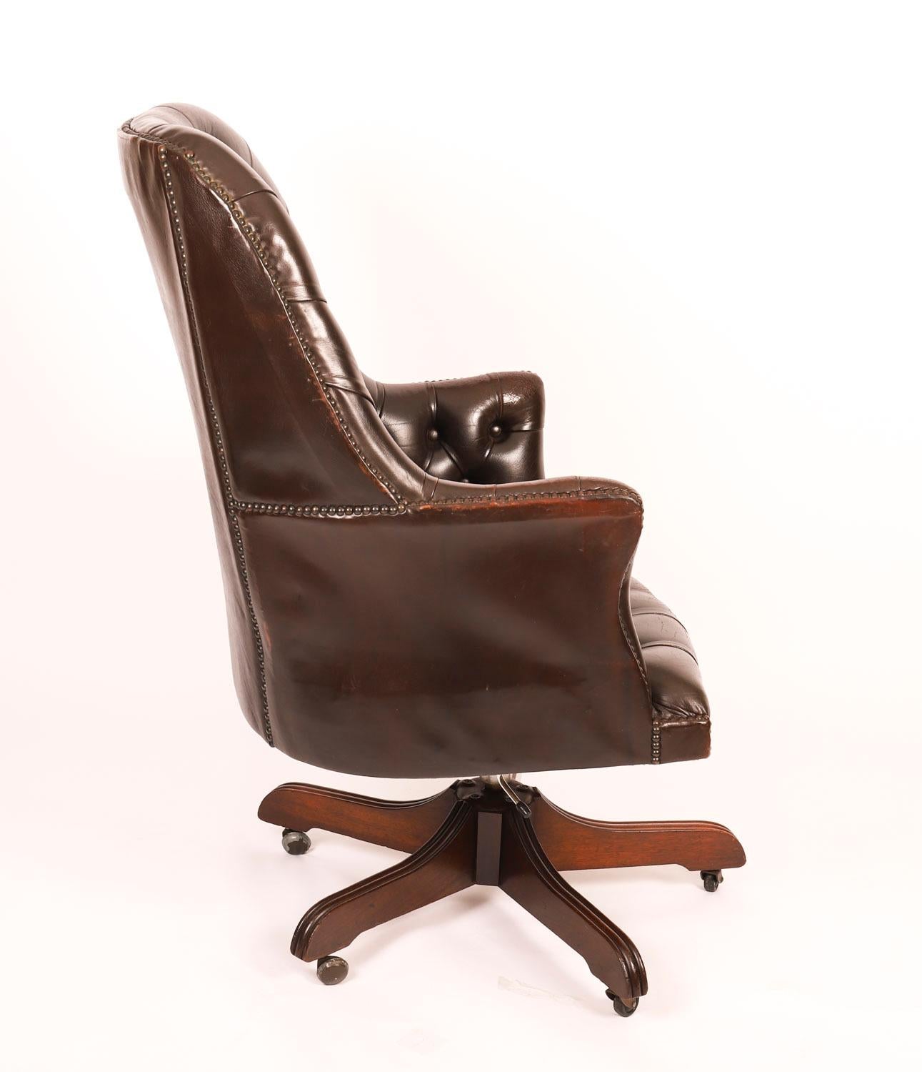 Vintage English Hand Made Leder Direktoren Schreibtischstuhl Mitte des 20. im Zustand „Gut“ im Angebot in London, GB