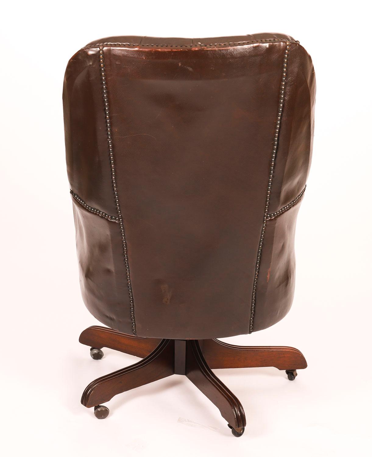 Vintage English Hand Made Leder Direktoren Schreibtischstuhl Mitte des 20. (20. Jahrhundert) im Angebot
