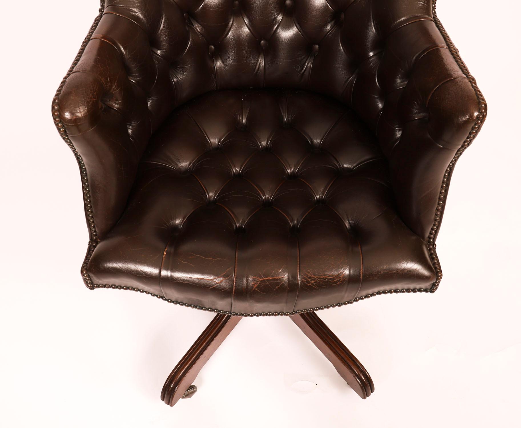 Vintage English Hand Made Leder Direktoren Schreibtischstuhl Mitte des 20. im Angebot 1