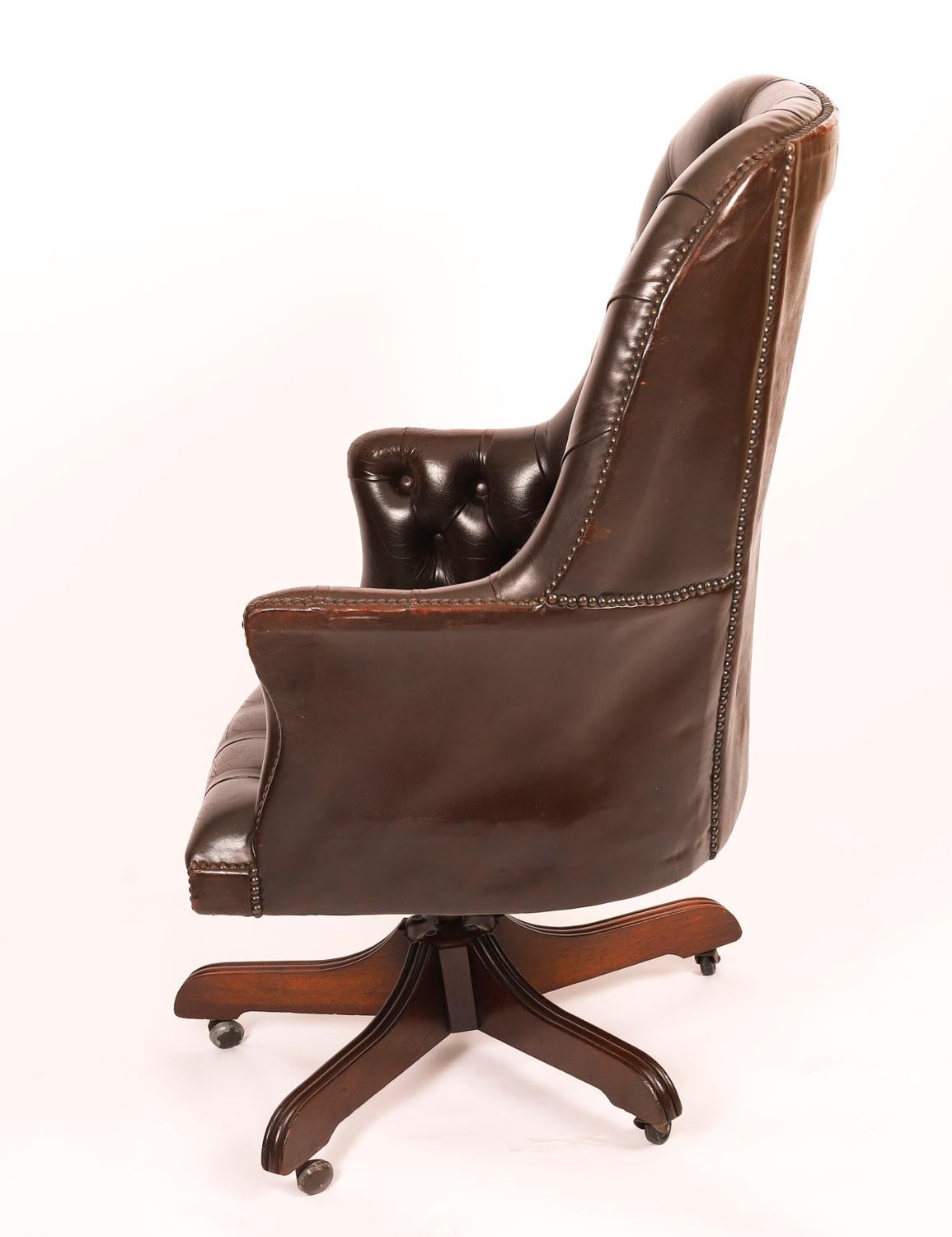Vintage English Hand Made Leder Direktoren Schreibtischstuhl Mitte des 20. im Angebot 2